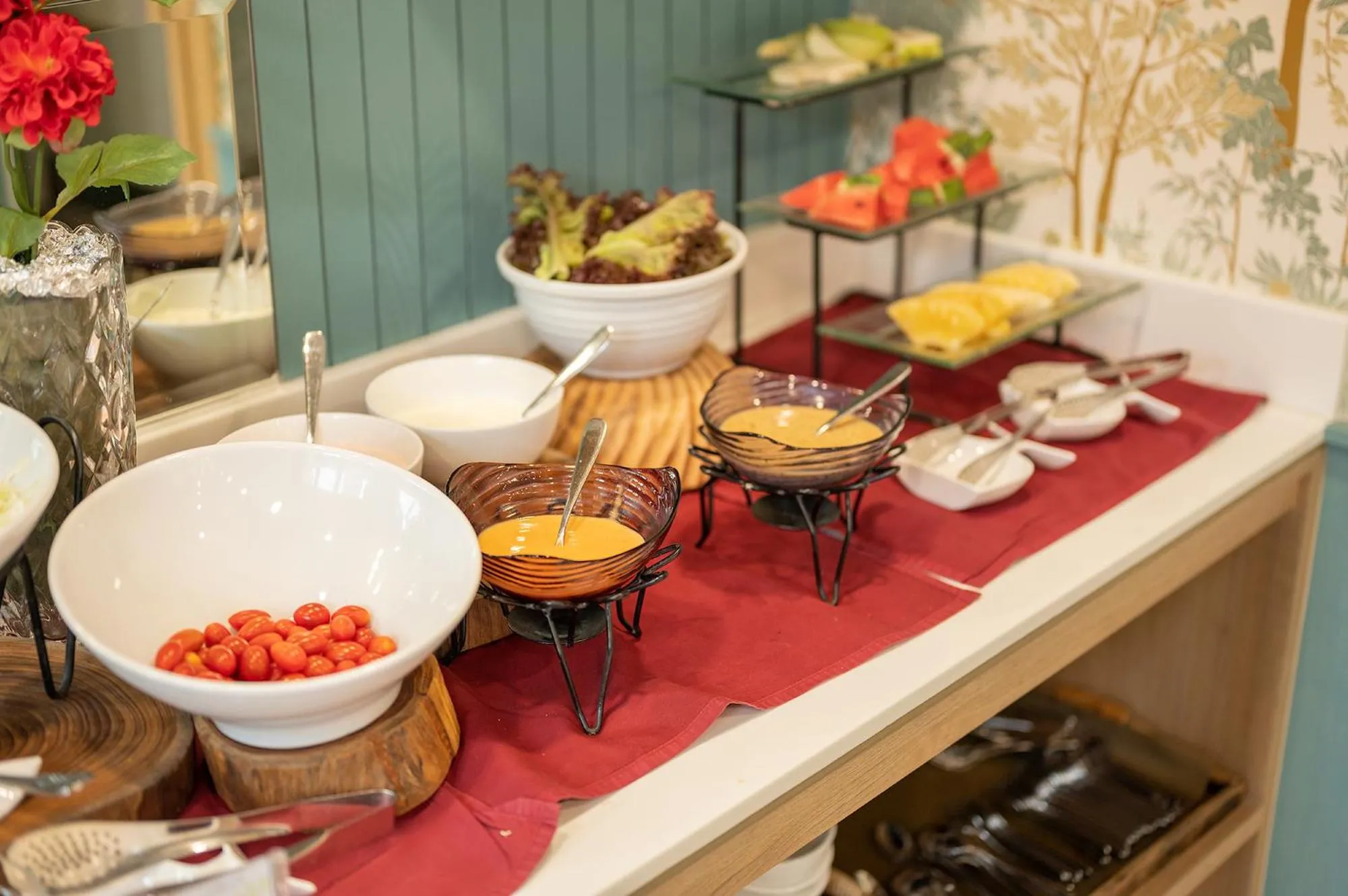 Restaurant/places to eat in Oakwood Hotel & Residence Bangkok