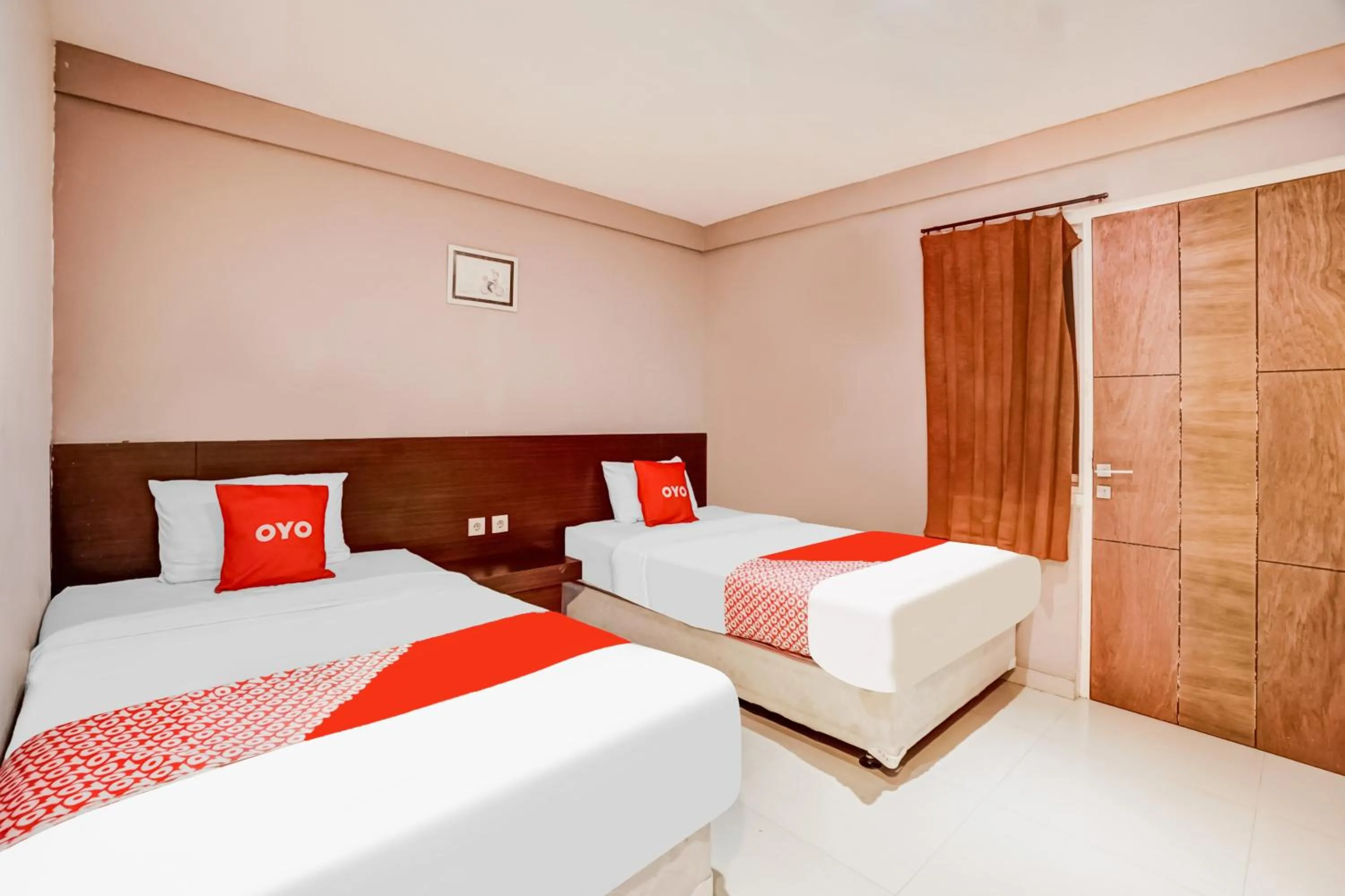 Bedroom, Bed in Hotel O Siwalankerto Near Surabaya Carnival