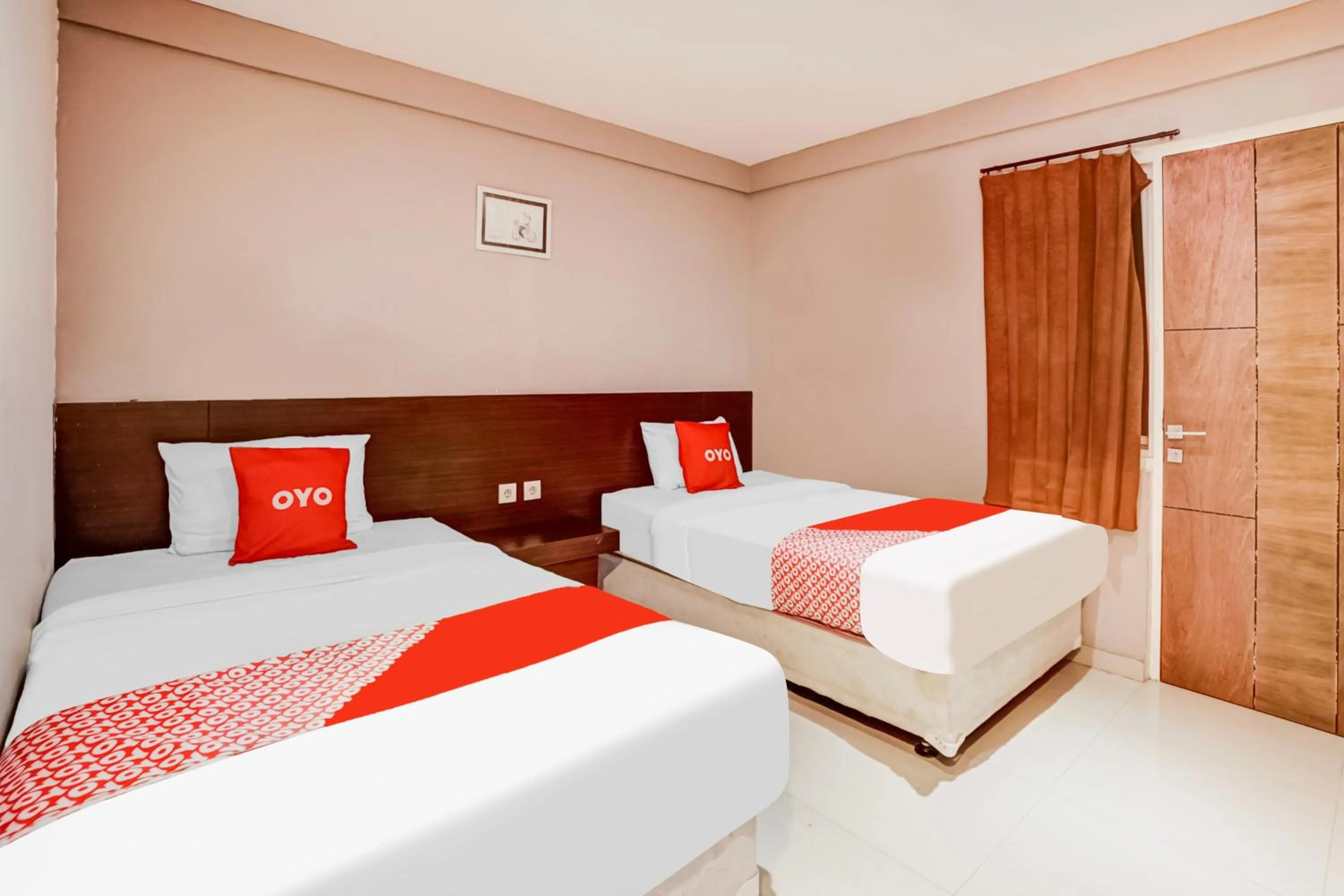 Bedroom, Bed in Hotel O Siwalankerto Near Surabaya Carnival