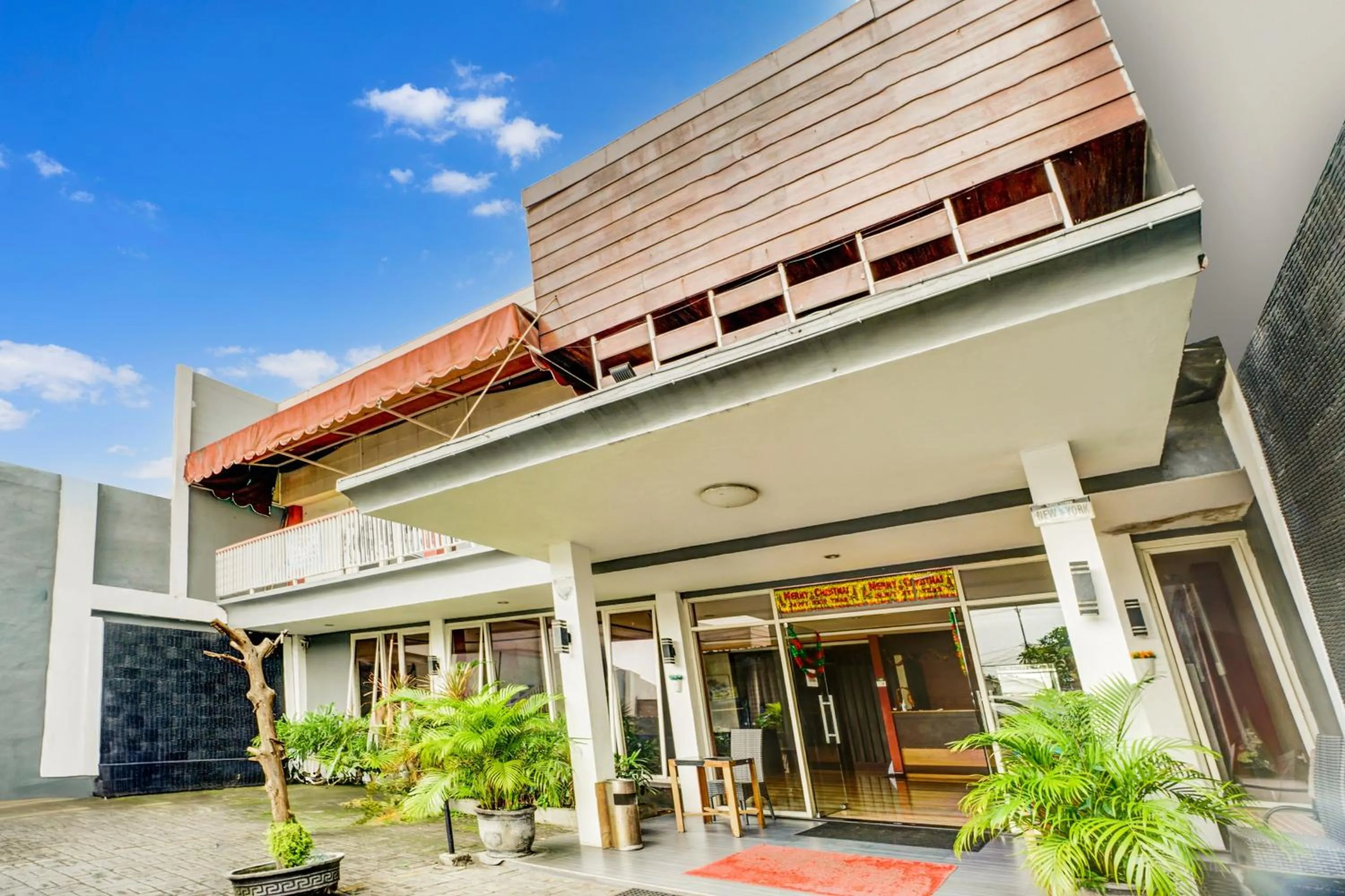 Facade/entrance in Hotel O Siwalankerto Near Surabaya Carnival