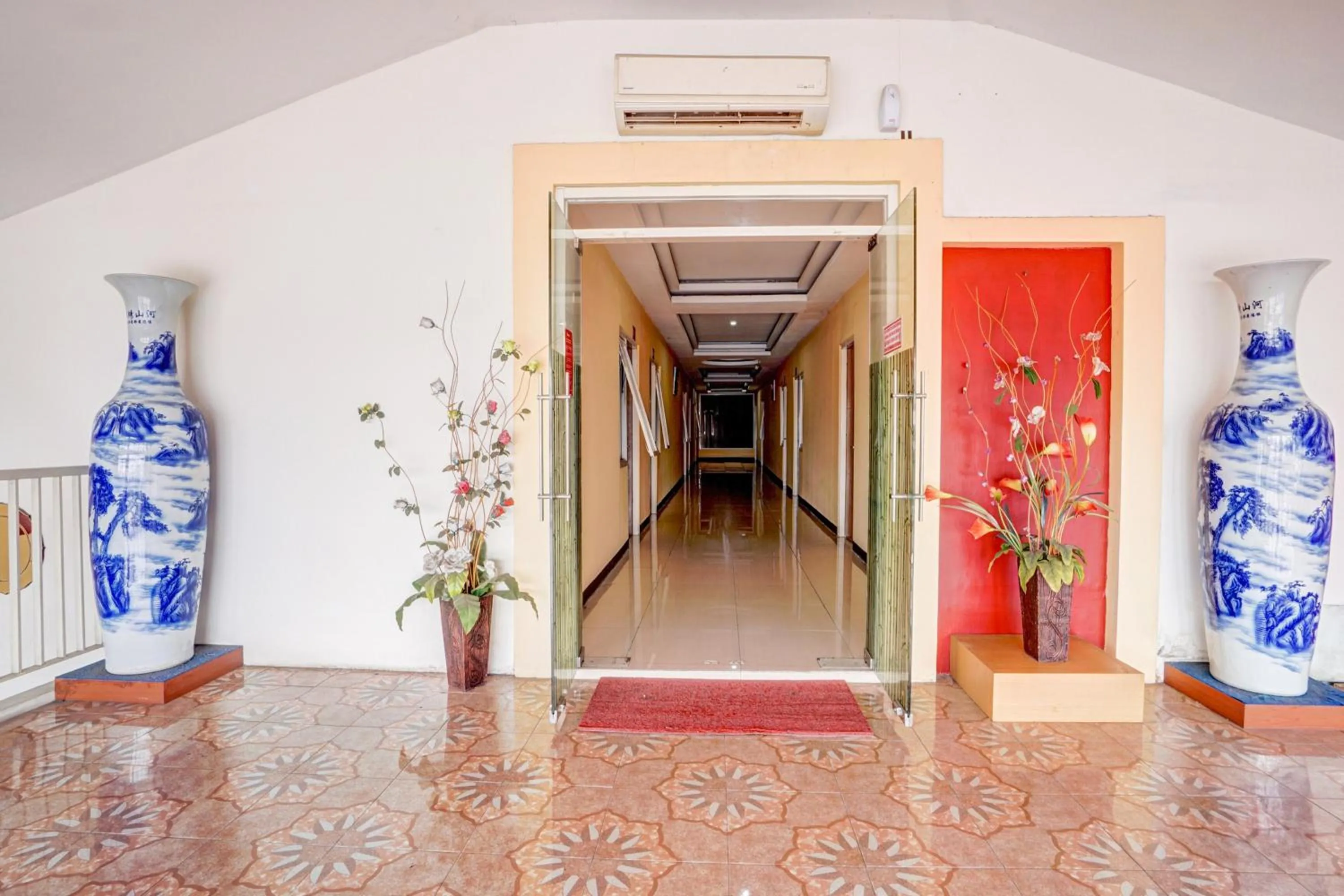 Facade/entrance in Hotel O Siwalankerto Near Surabaya Carnival