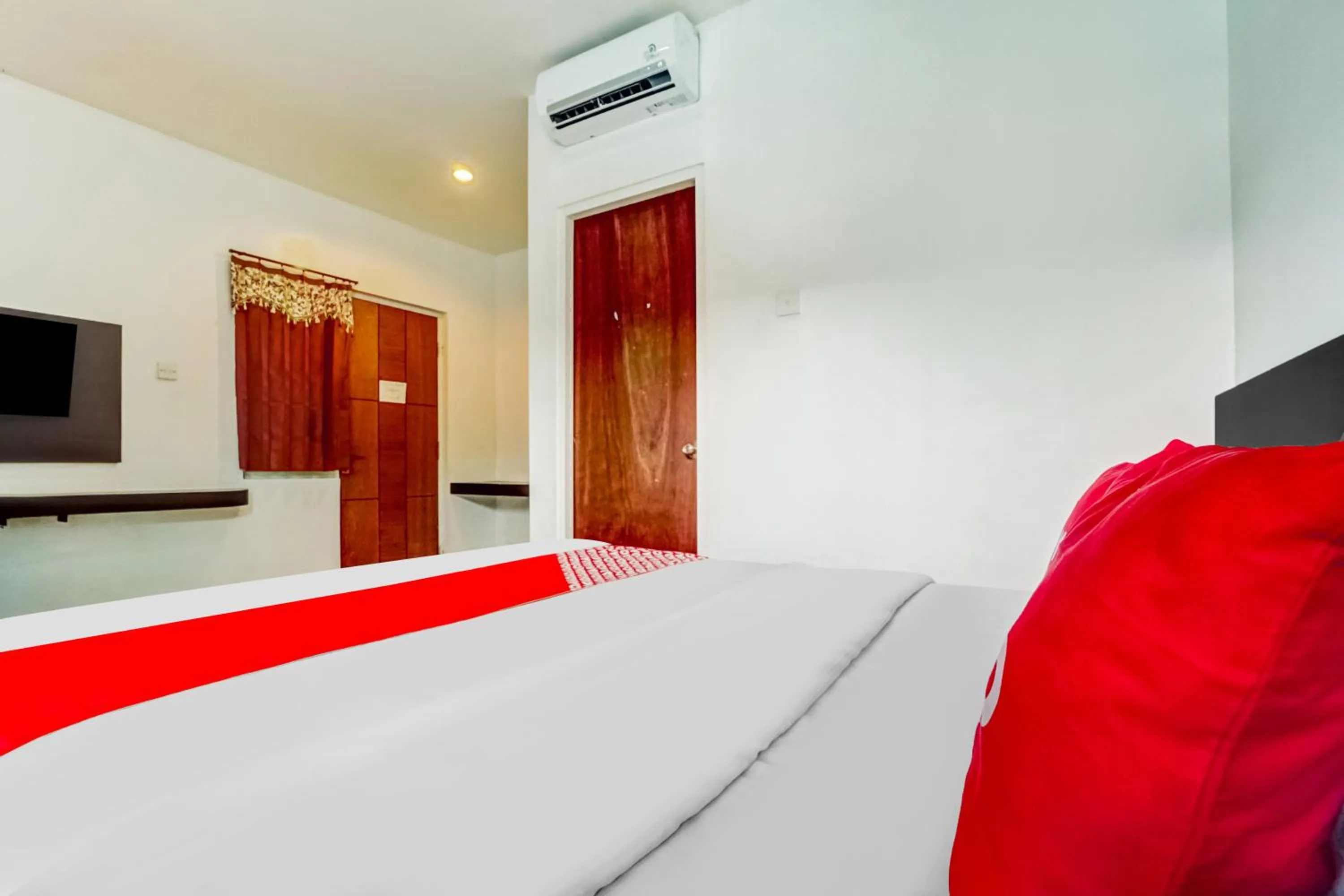 Bedroom, Bed in Hotel O Siwalankerto Near Surabaya Carnival