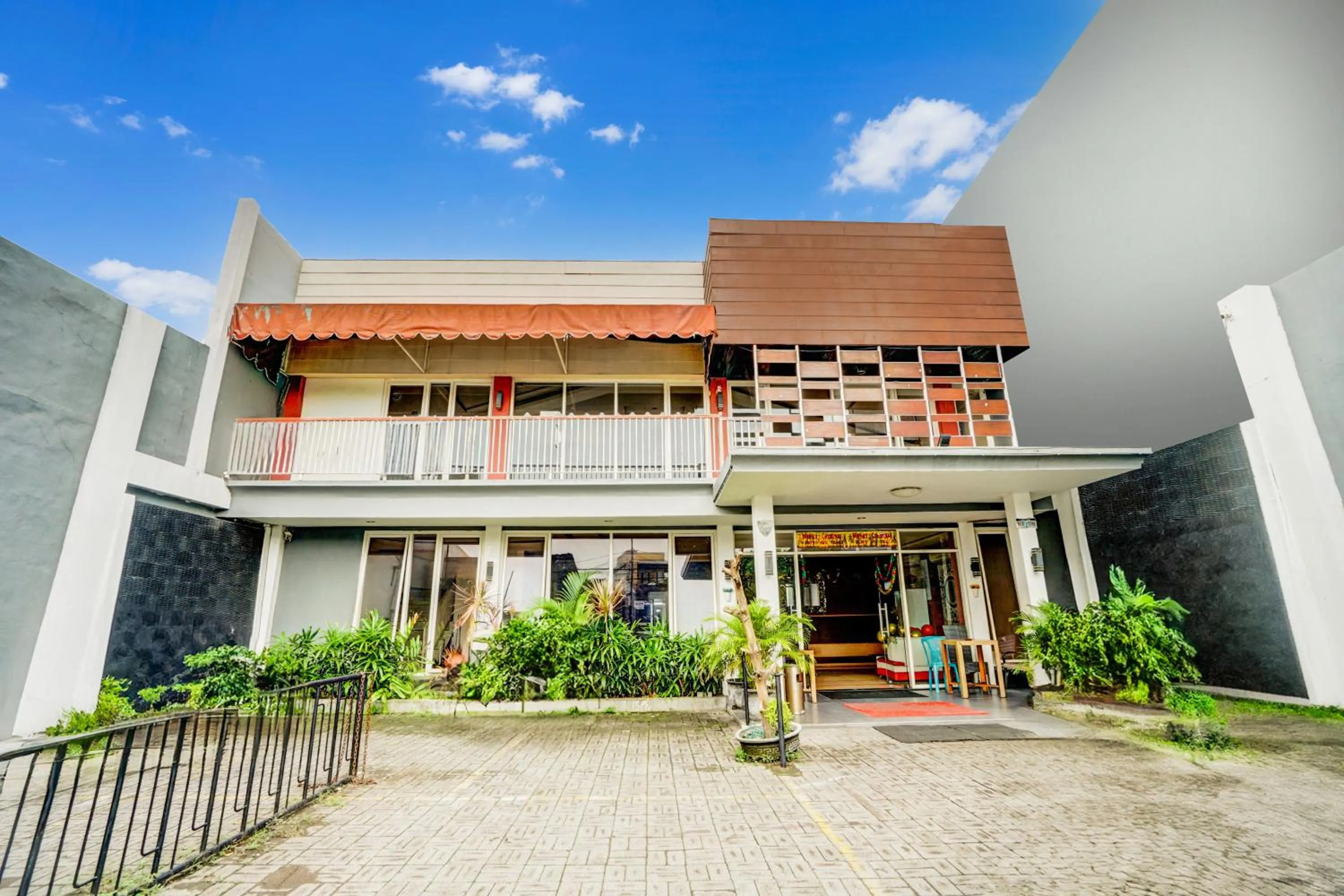 Facade/entrance in Hotel O Siwalankerto Near Surabaya Carnival