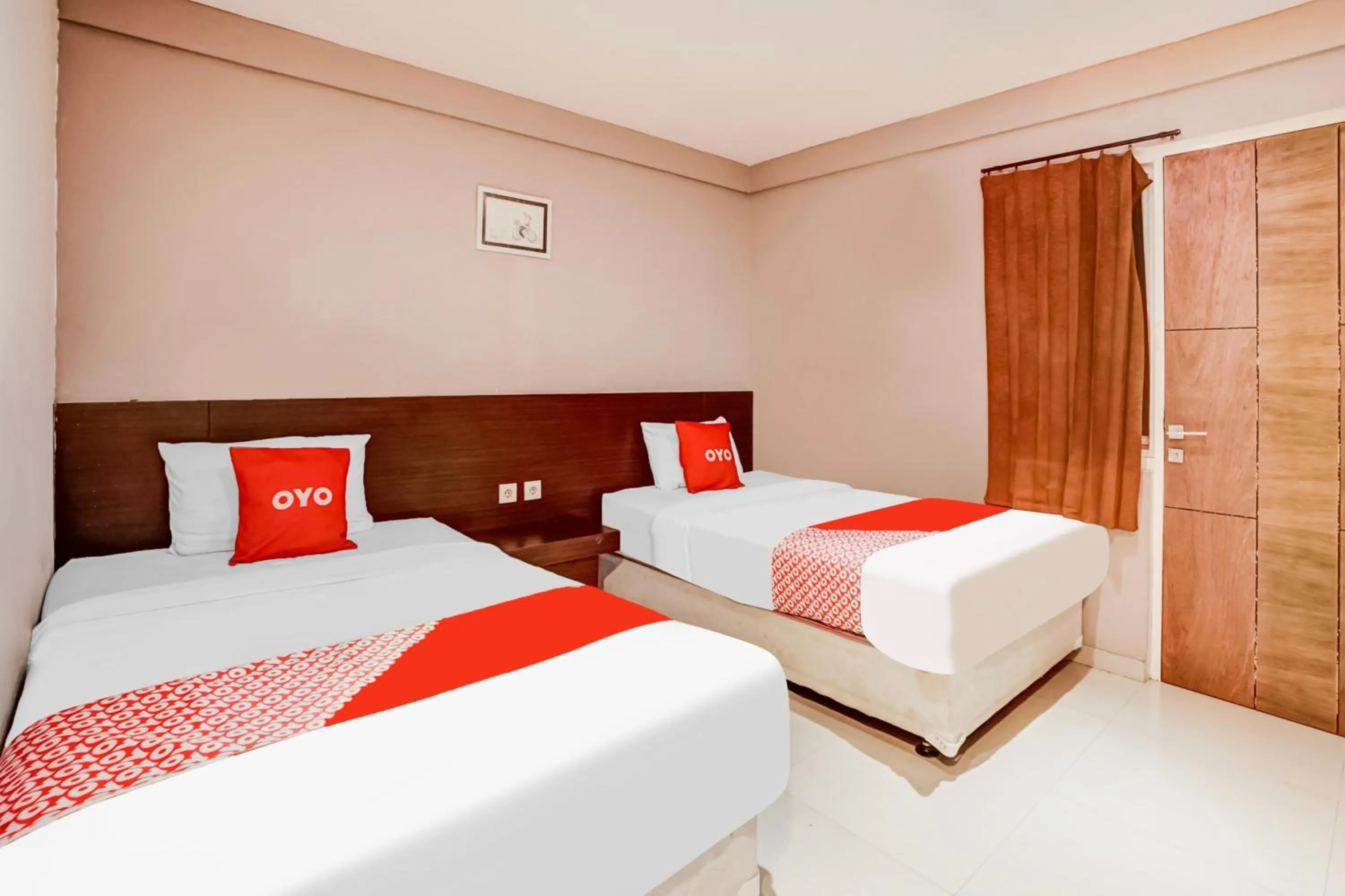 Bedroom, Bed in Hotel O Siwalankerto Near Surabaya Carnival