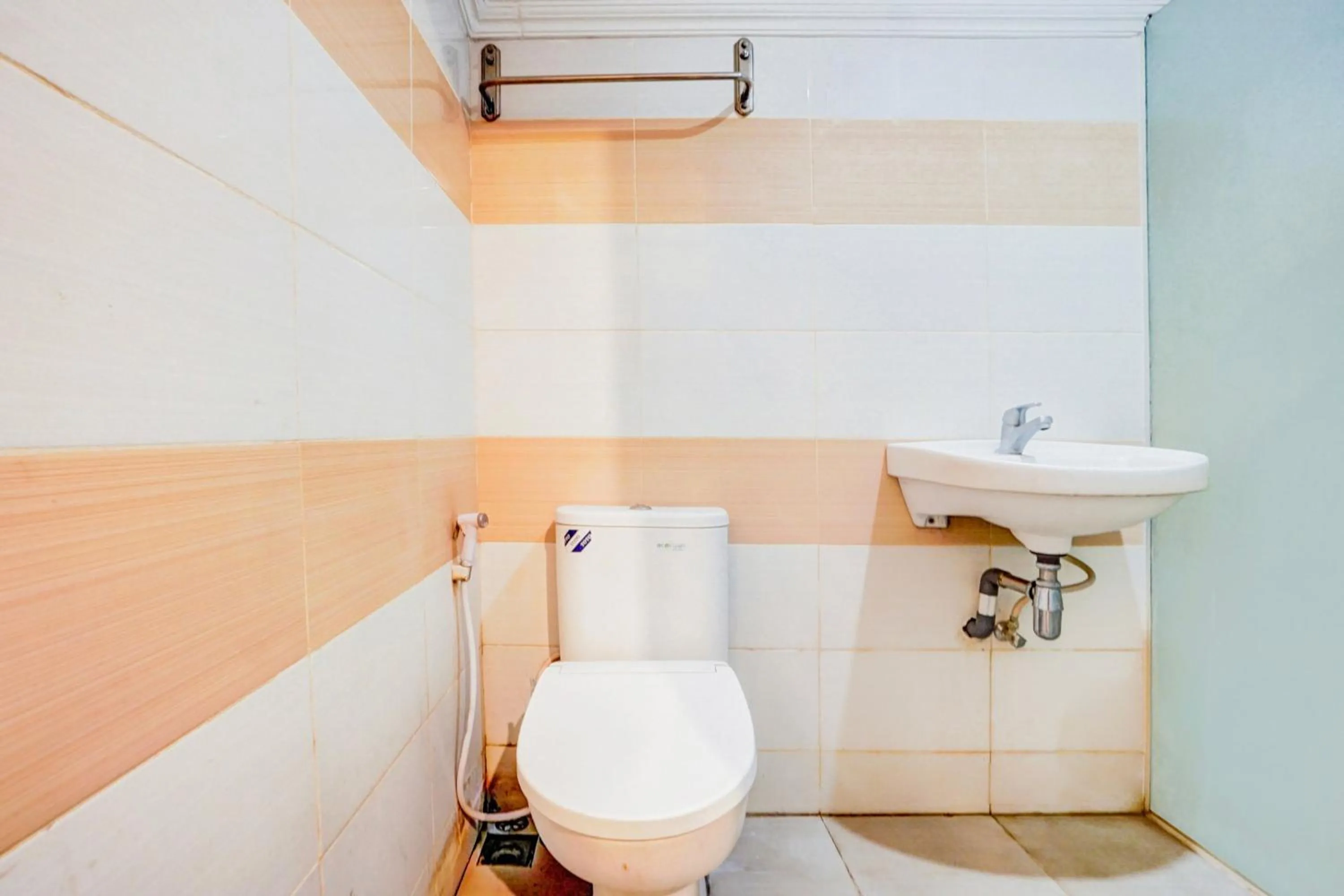 Bathroom in Hotel O Siwalankerto Near Surabaya Carnival