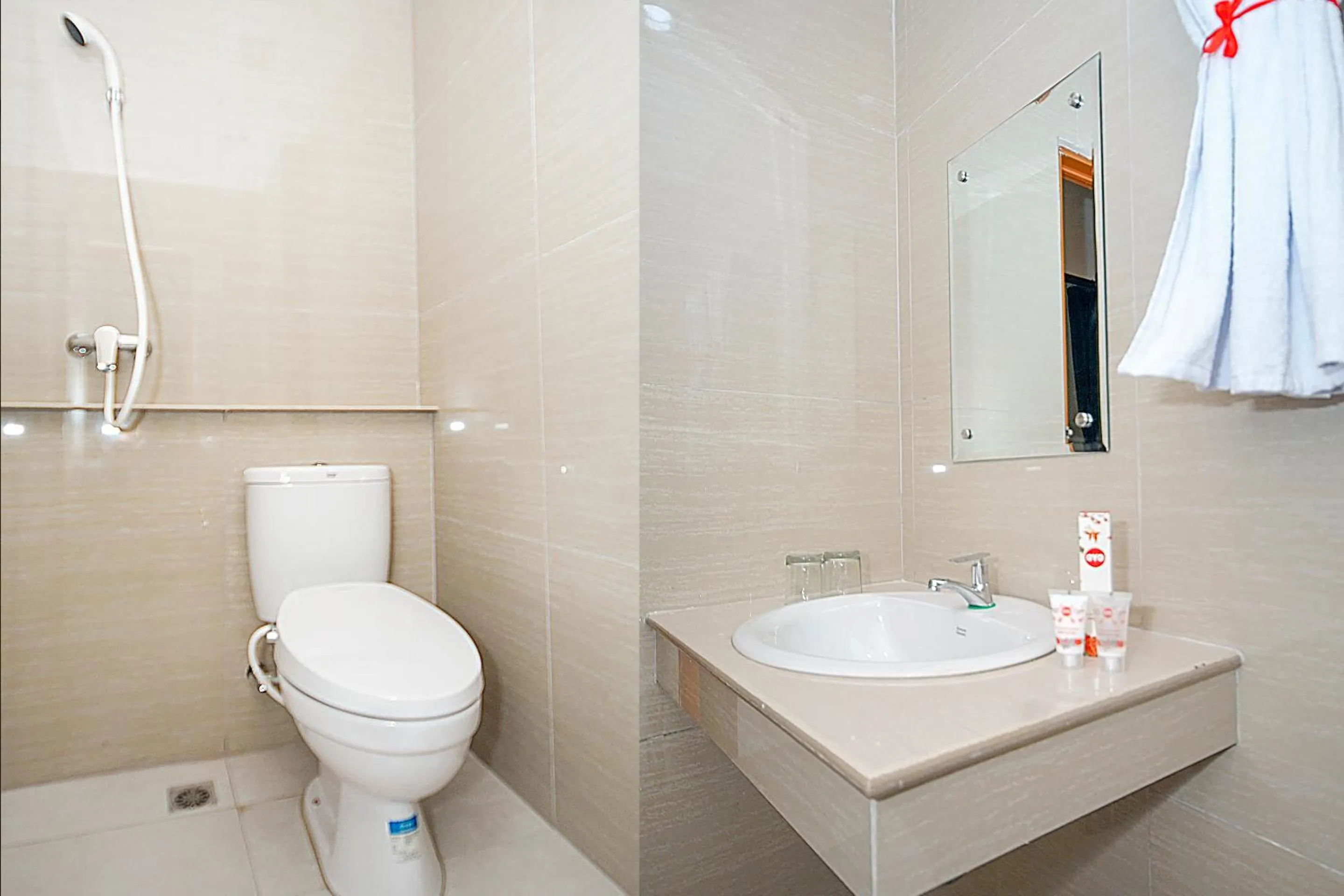 Bathroom in OYO 251 The Maximus Inn Hotel