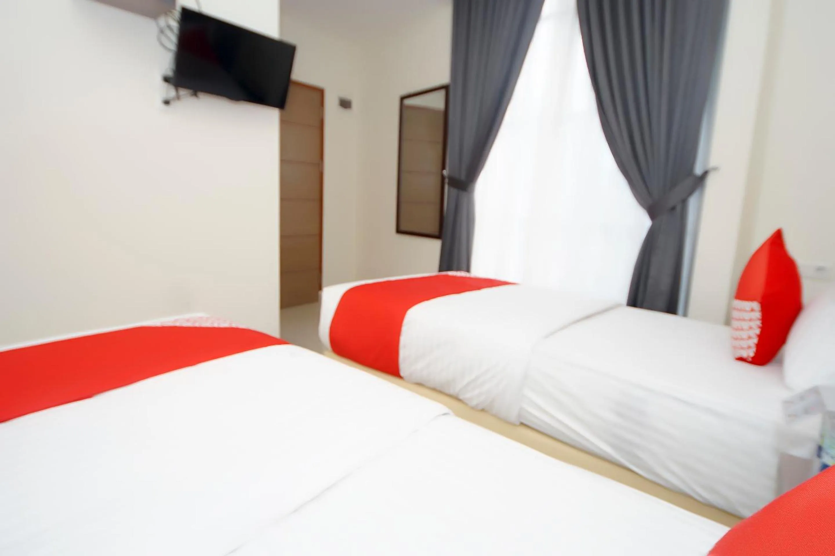 Bedroom, TV/Entertainment Center in OYO 251 The Maximus Inn Hotel