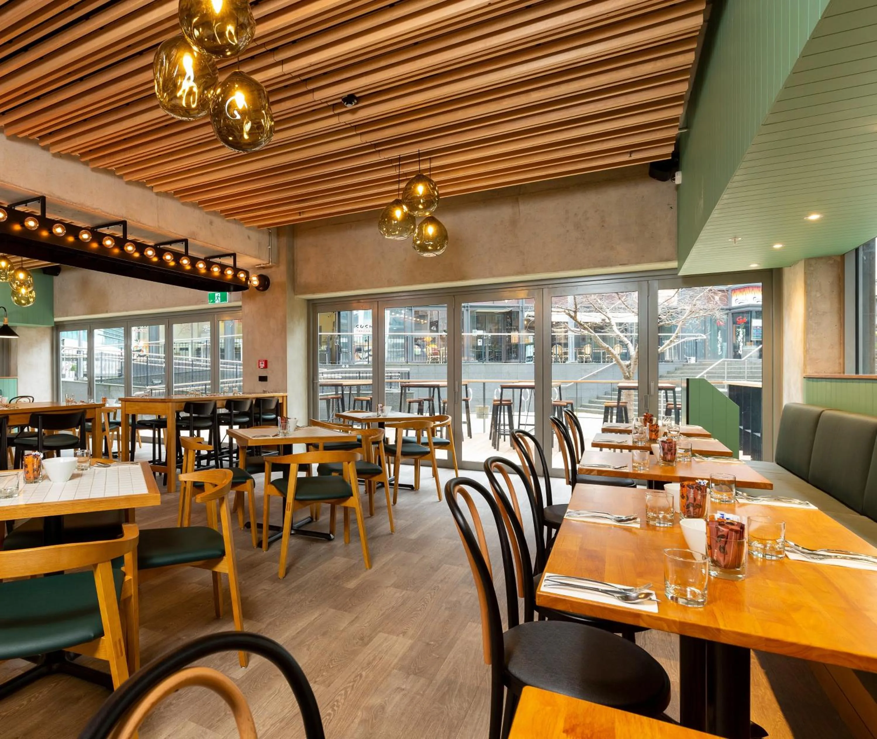 Restaurant/places to eat in Oaks Auckland Hotel