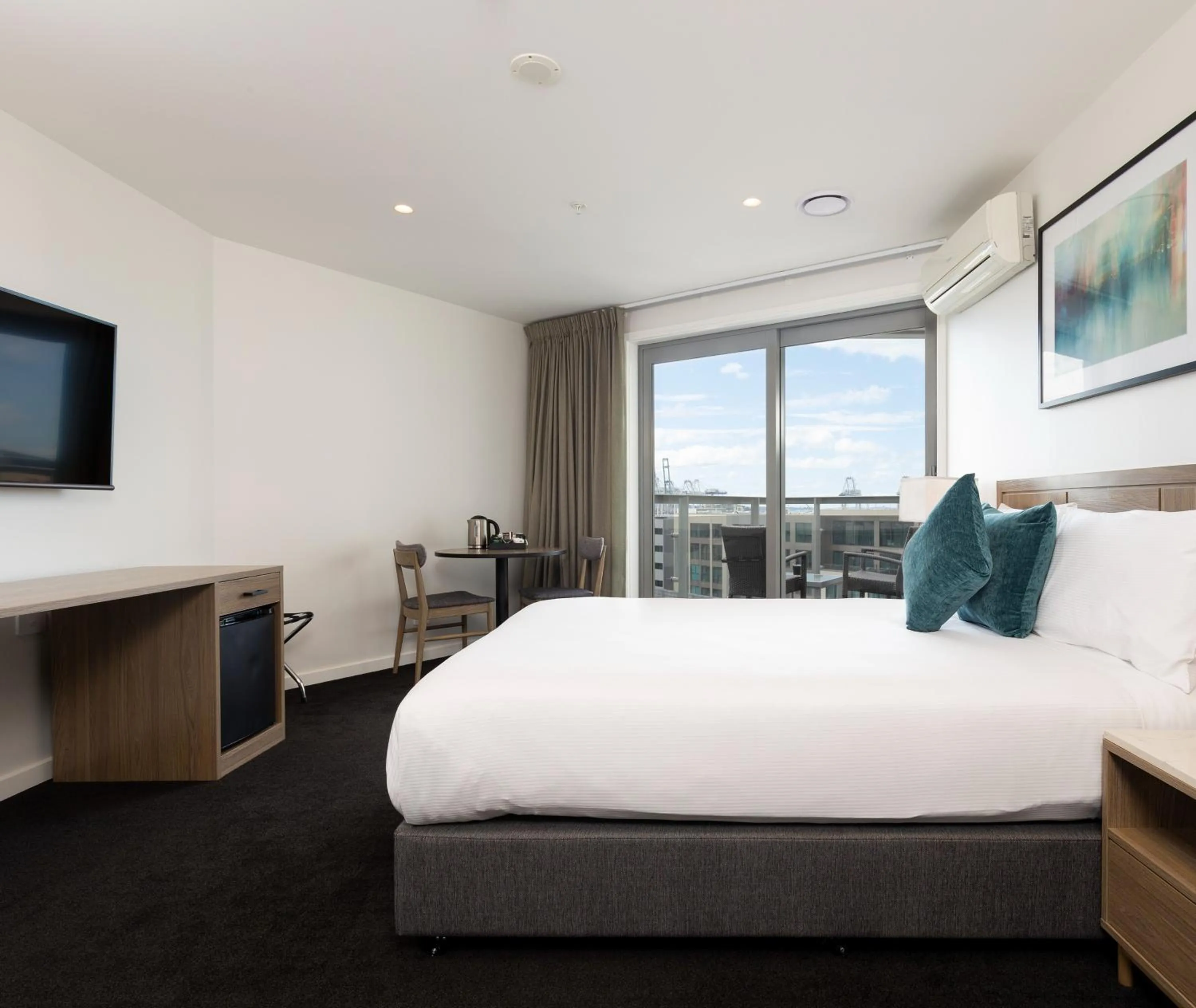 Bed in Oaks Auckland Hotel