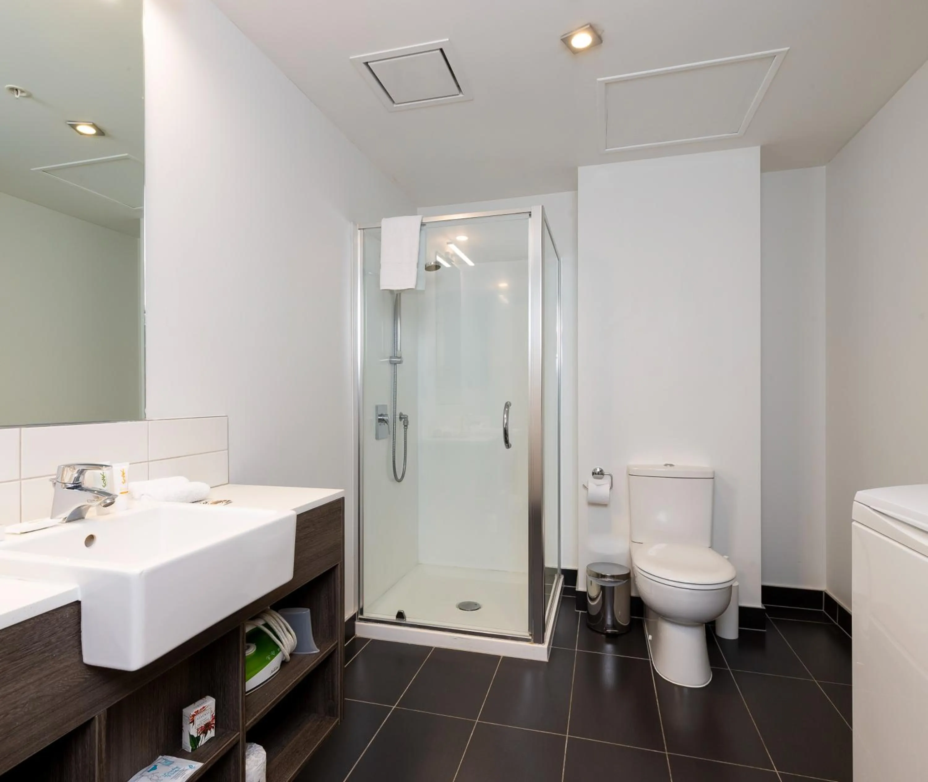 Shower in Oaks Auckland Hotel