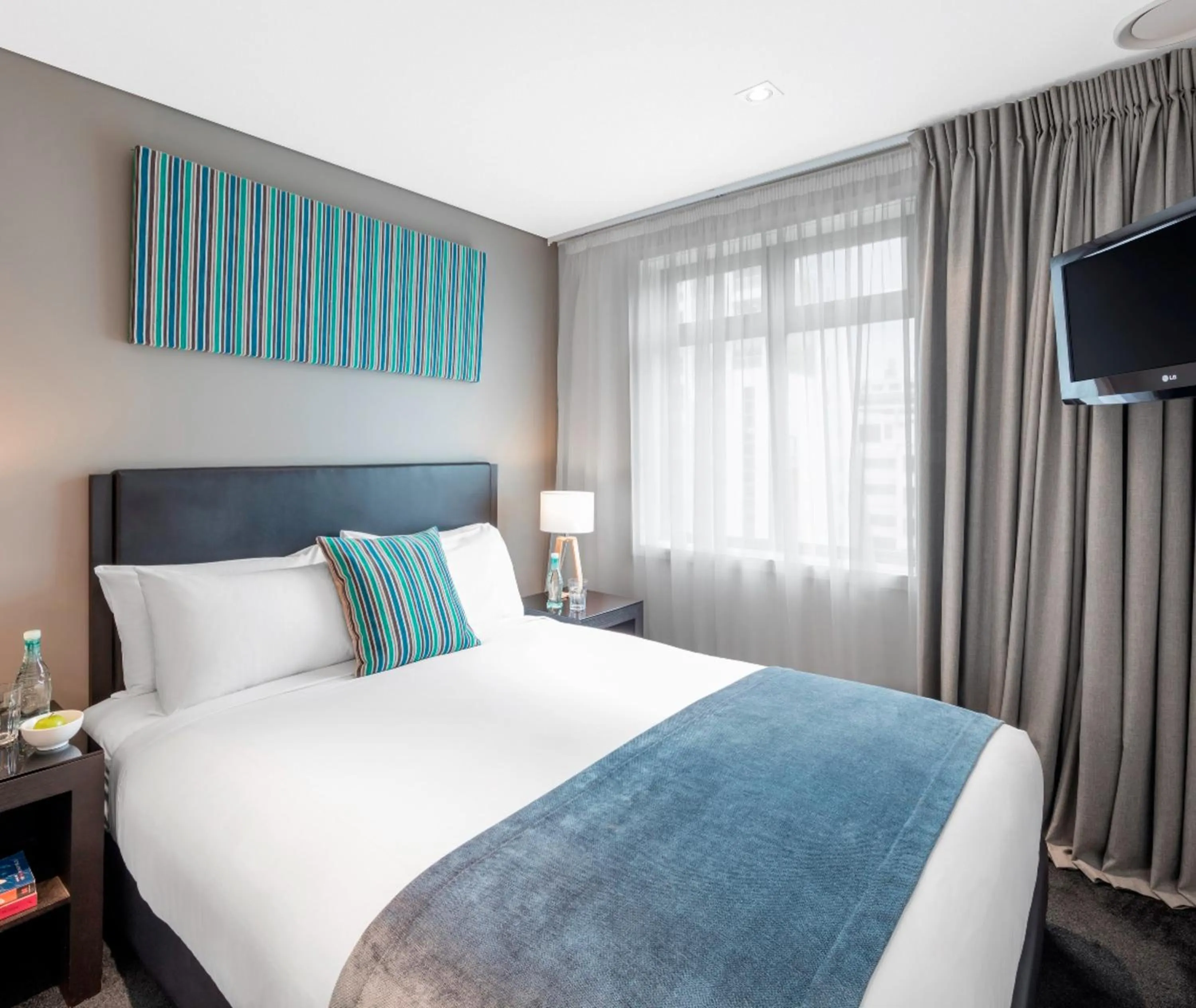 Bed in Oaks Auckland Hotel