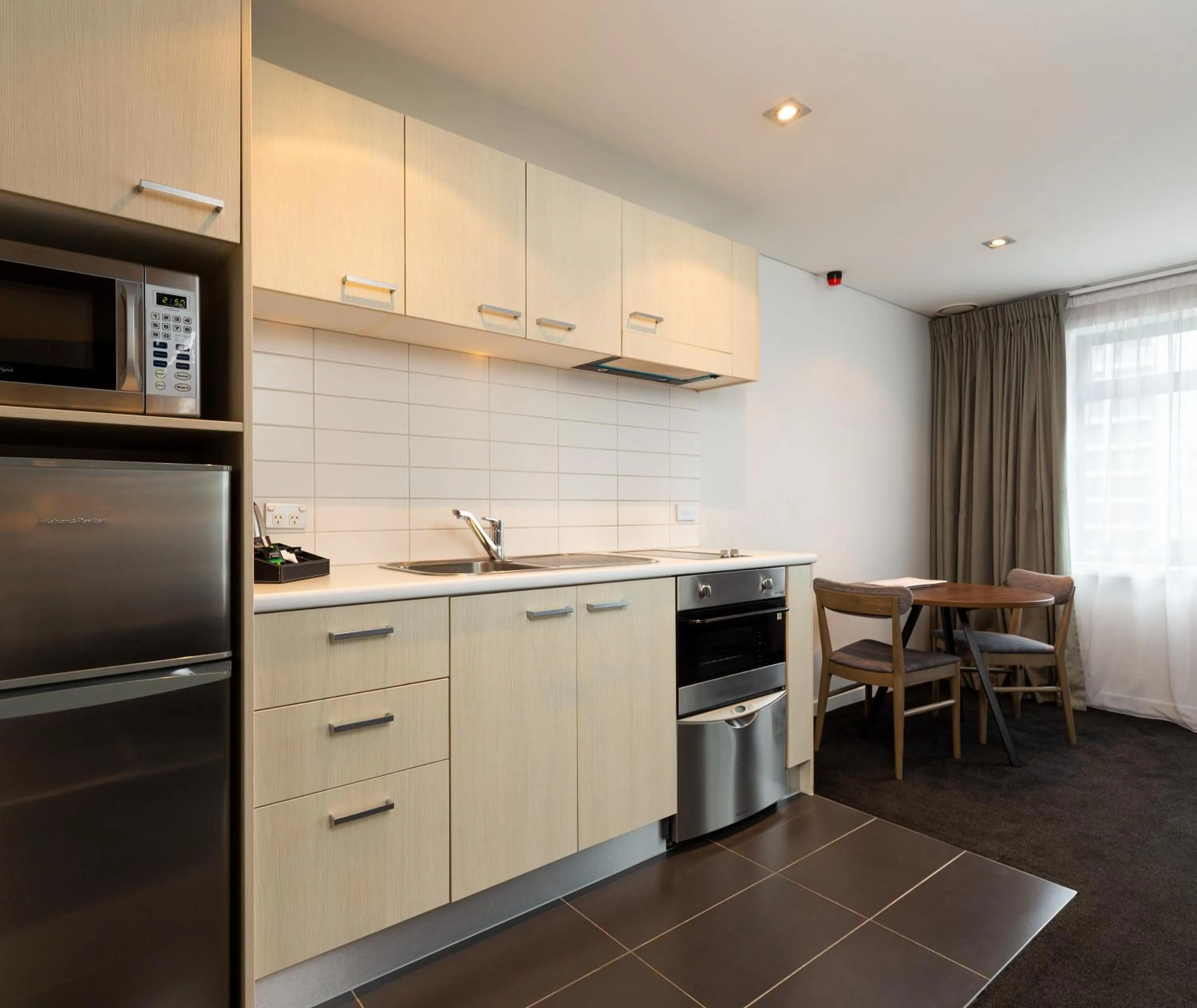 Kitchen or kitchenette in Oaks Auckland Hotel