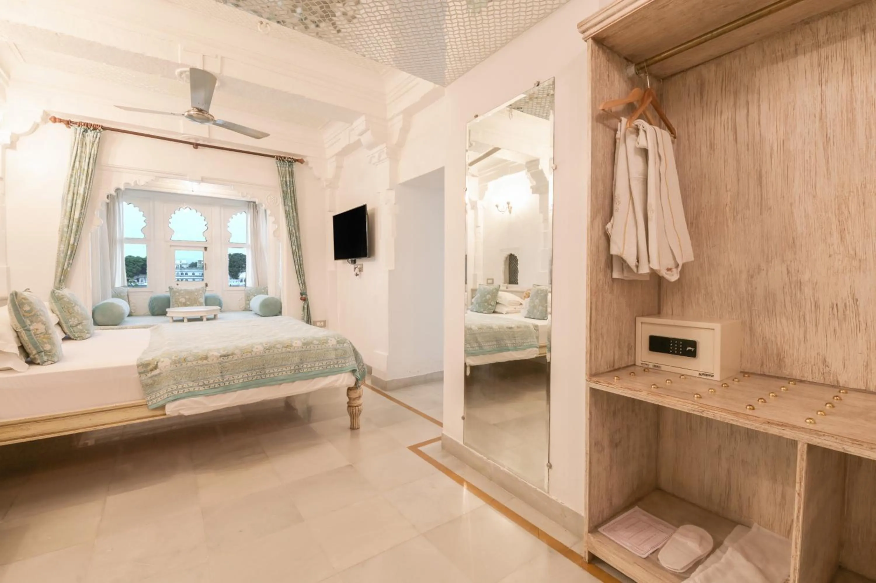 Bedroom, Bed in Jagat Niwas Palace