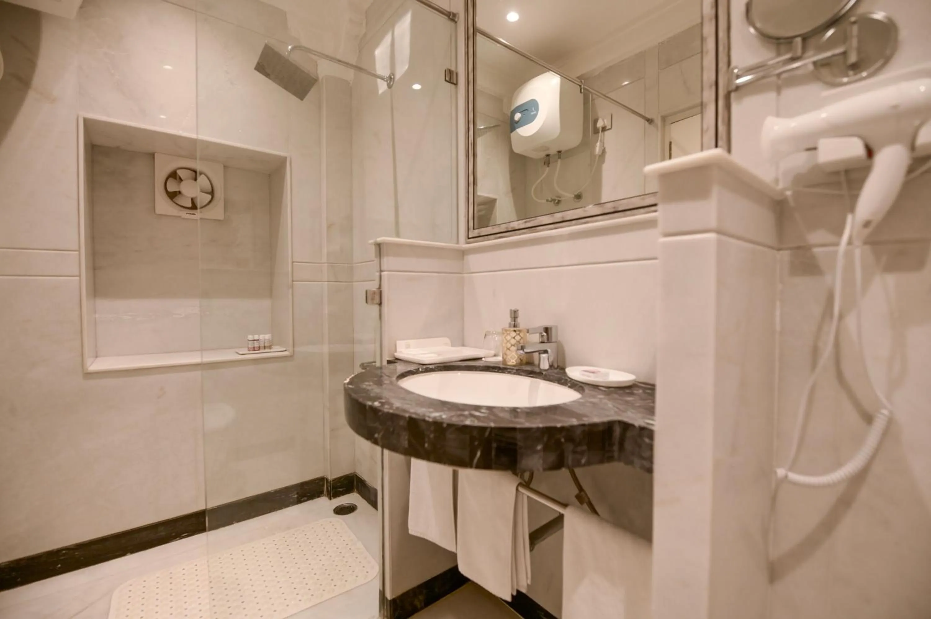 Shower in Jagat Niwas Palace