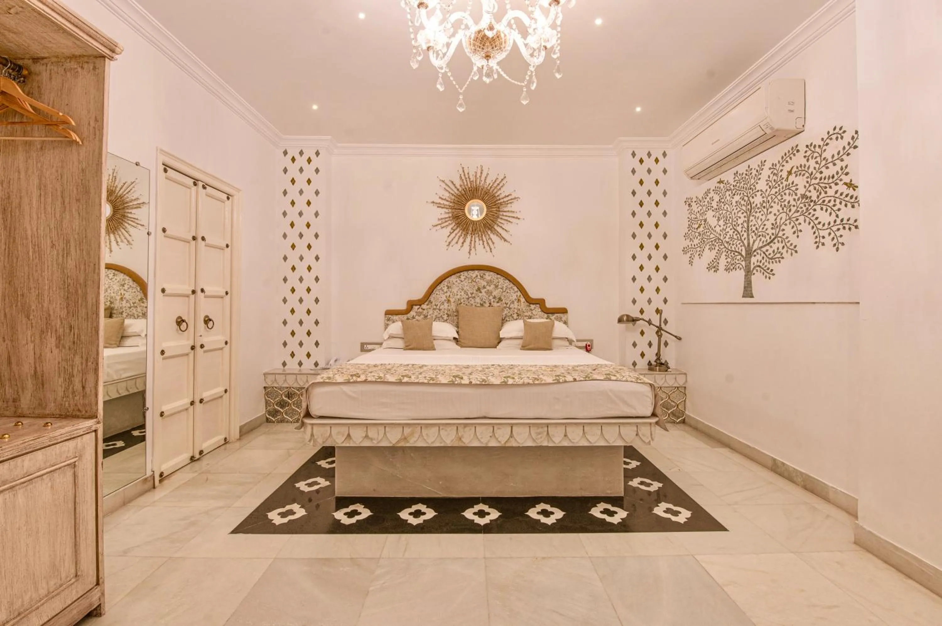 Bed in Jagat Niwas Palace