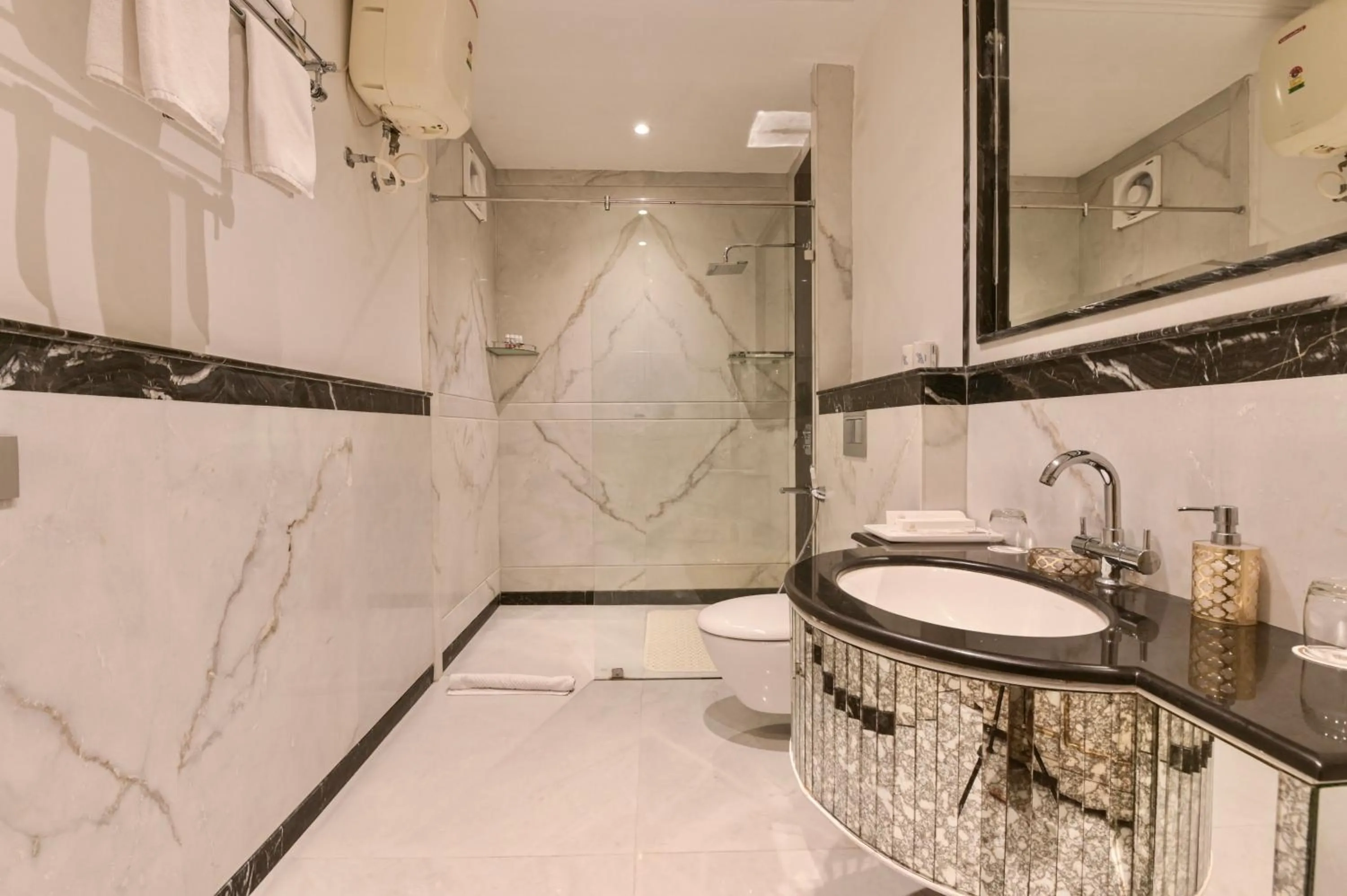 Shower in Jagat Niwas Palace