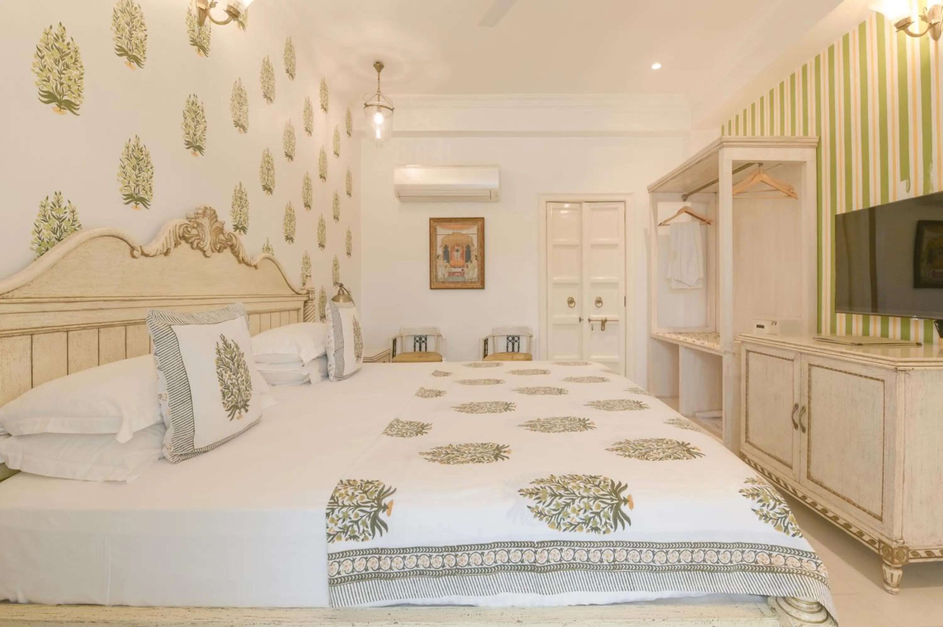 Bed in Jagat Niwas Palace