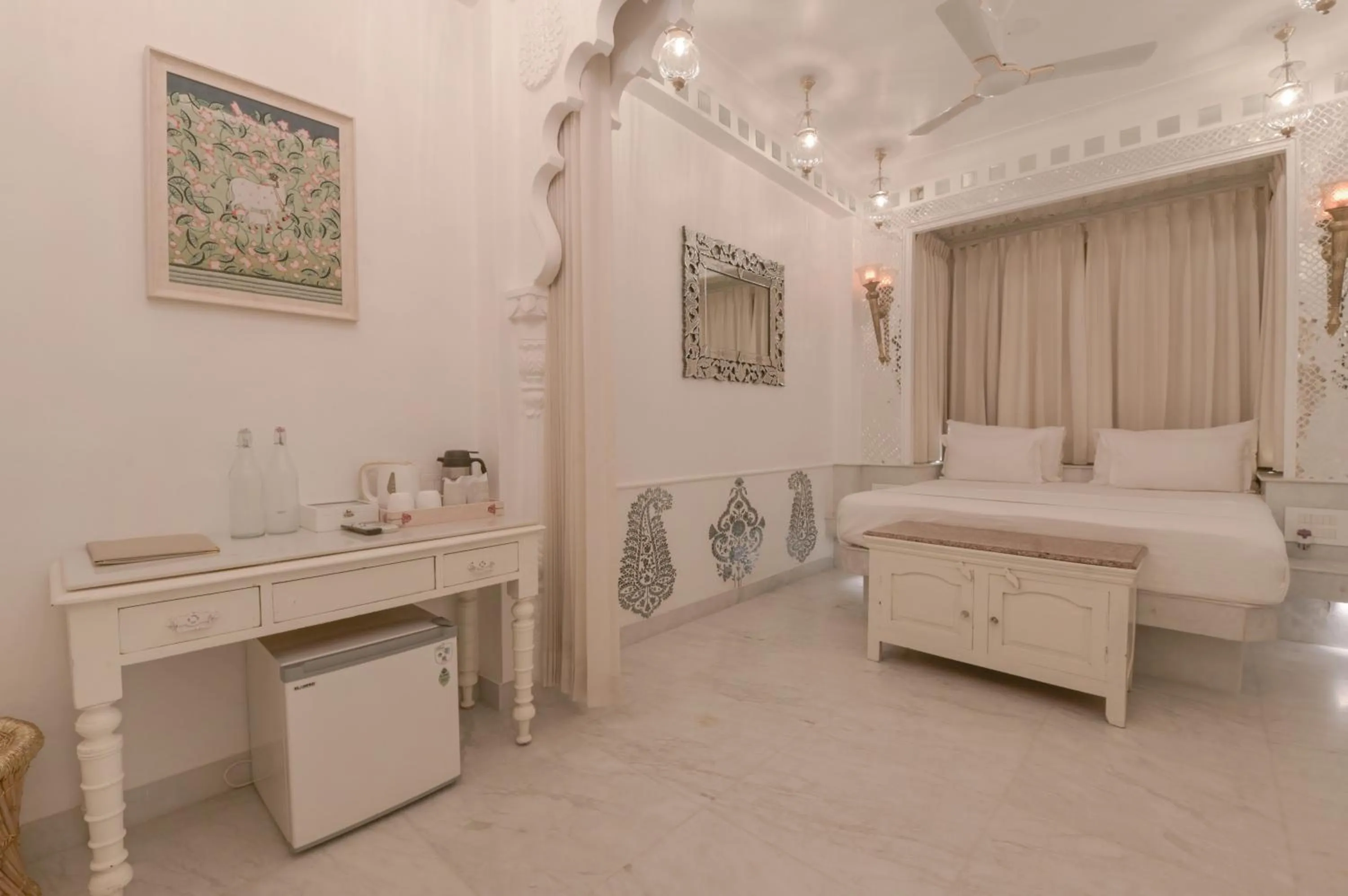 Bed in Jagat Niwas Palace