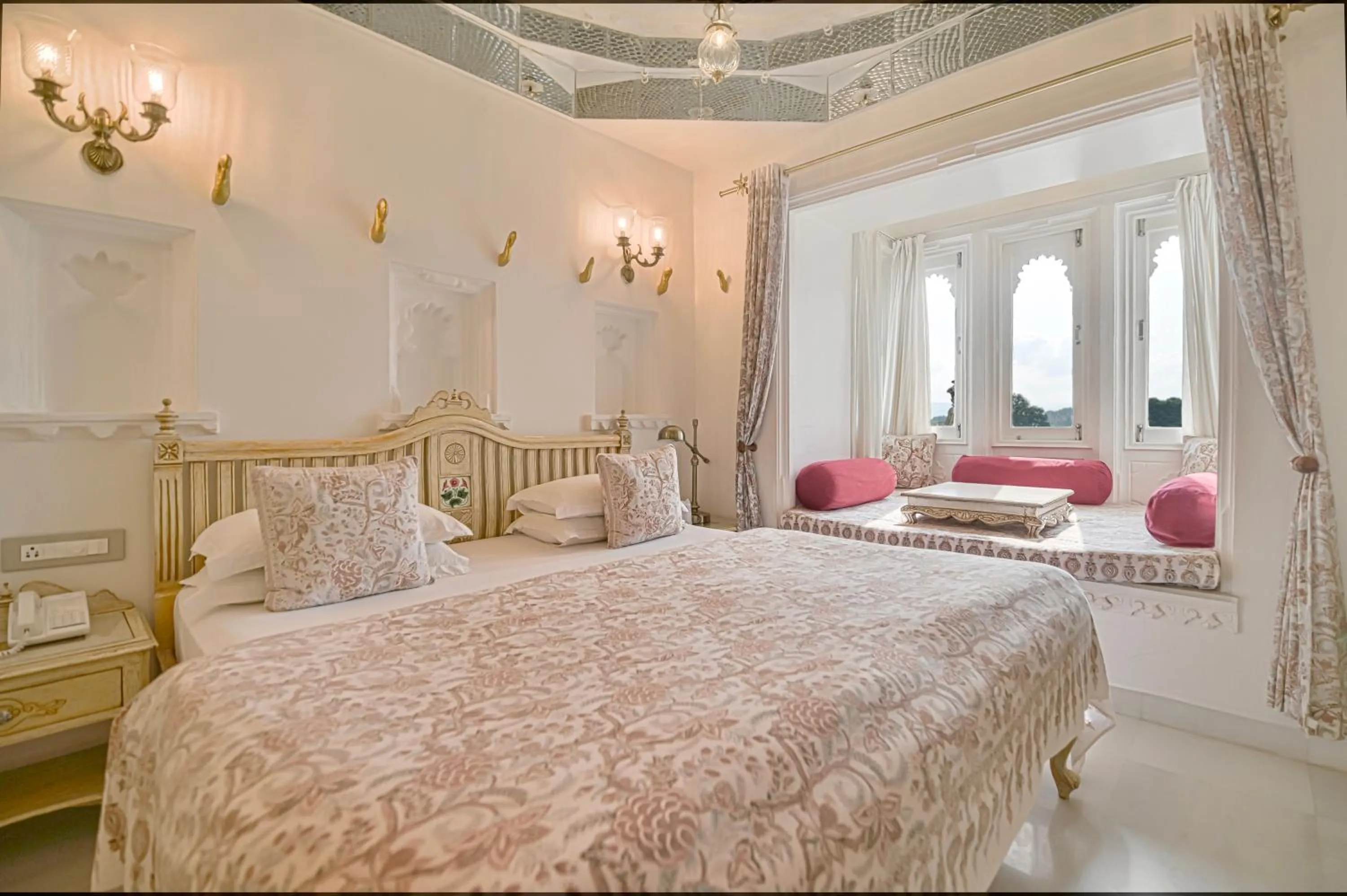 Bed in Jagat Niwas Palace