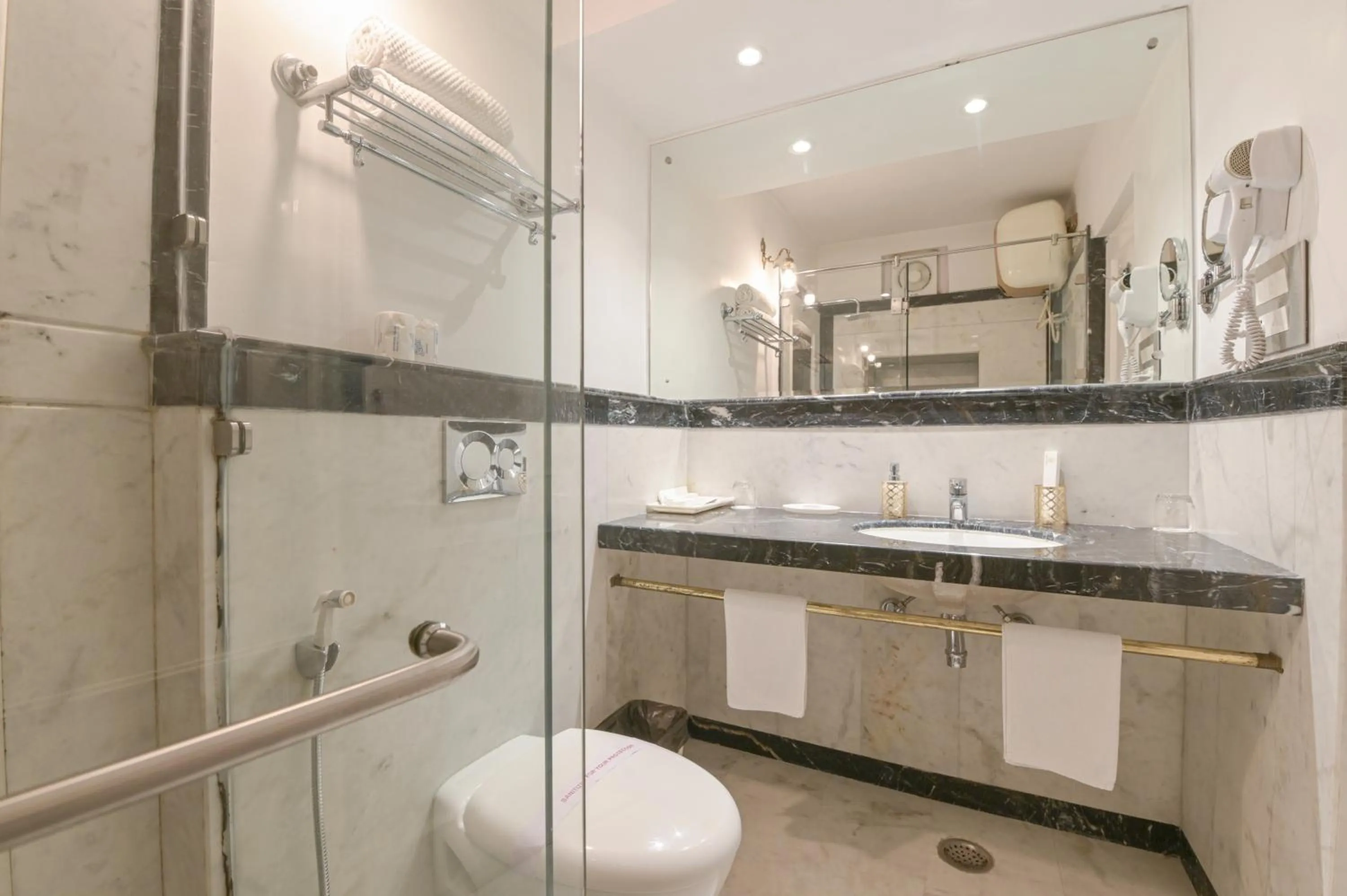 Bathroom in Jagat Niwas Palace