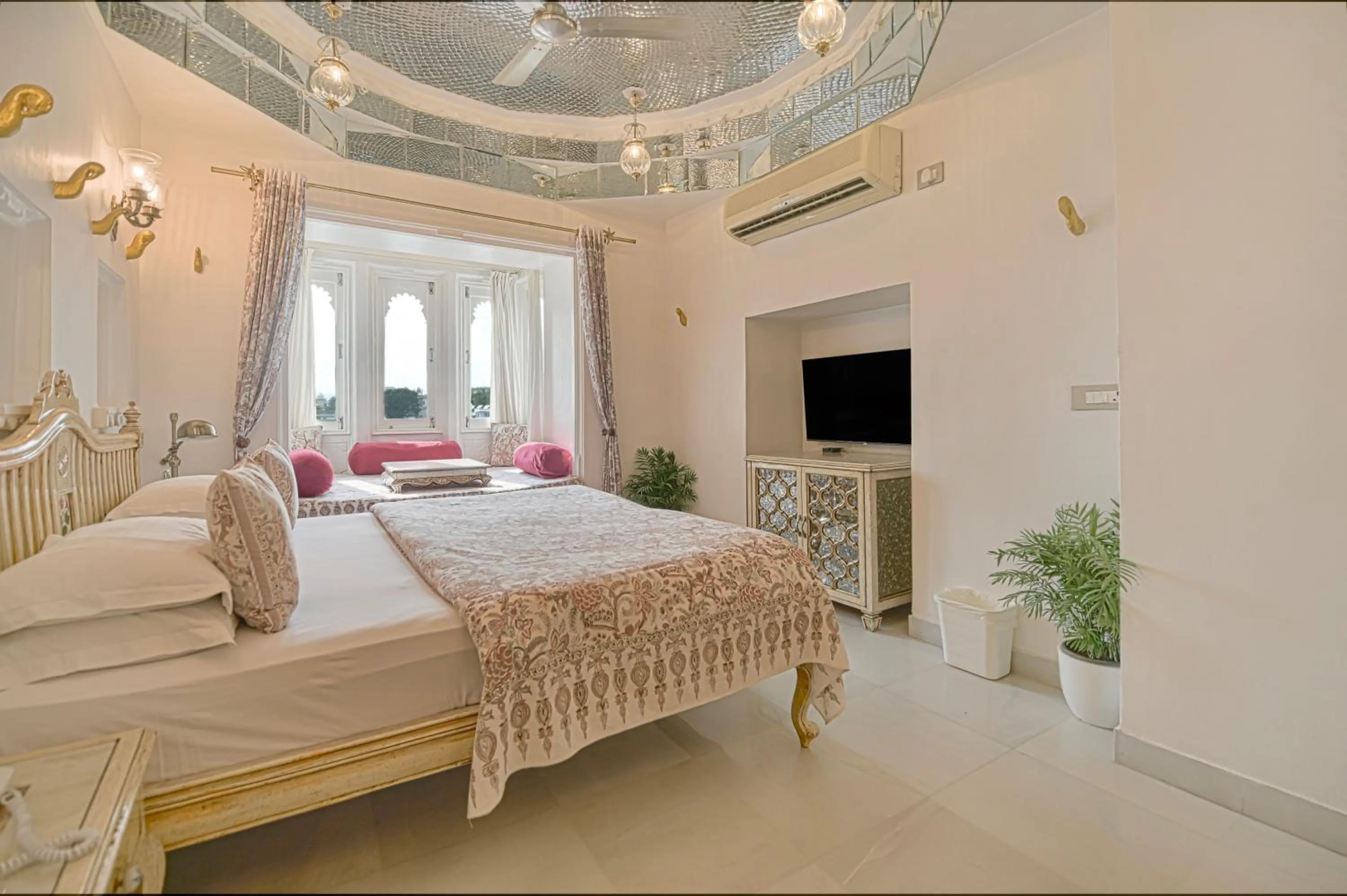 Bedroom, Bed in Jagat Niwas Palace