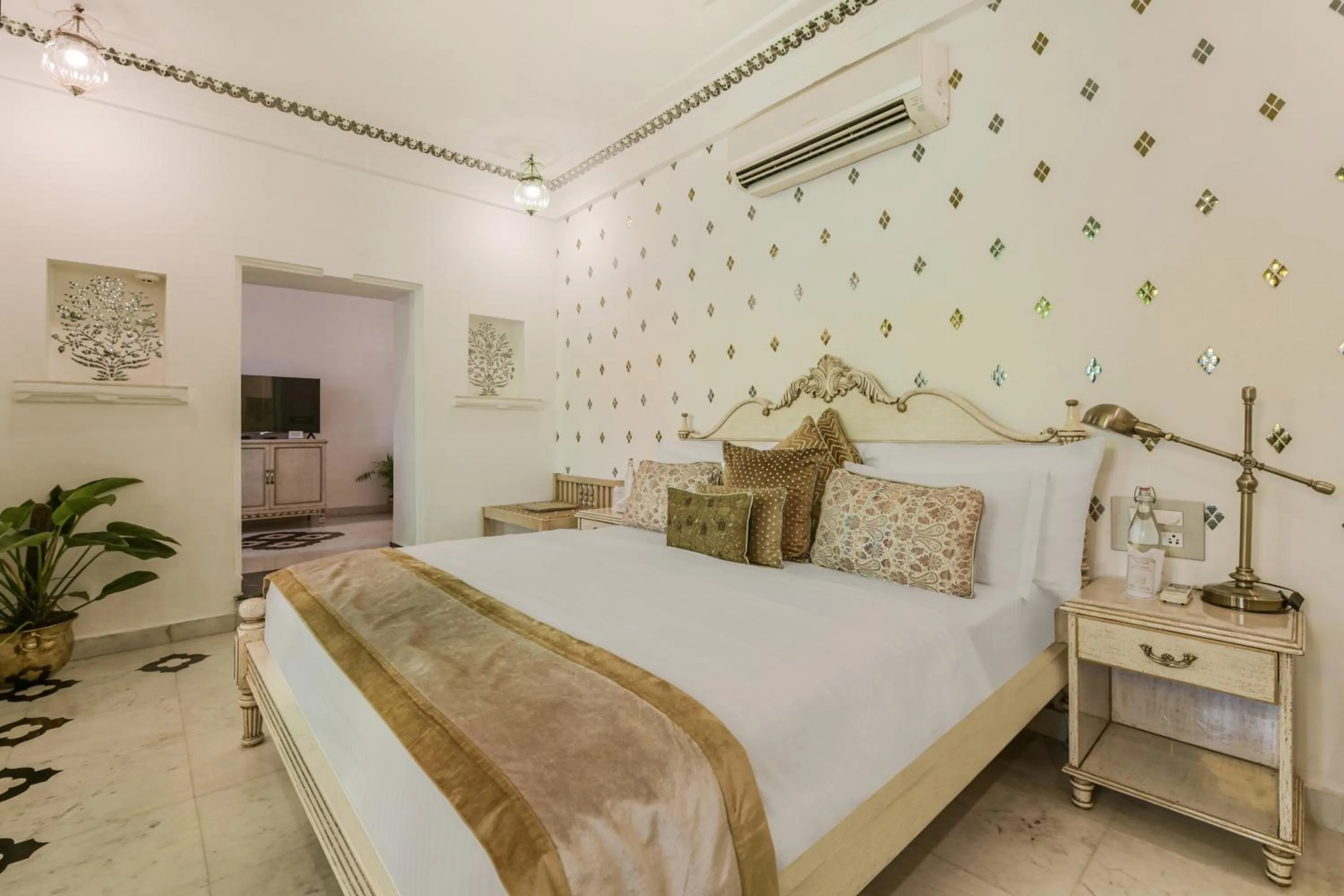 Bed in Jagat Niwas Palace