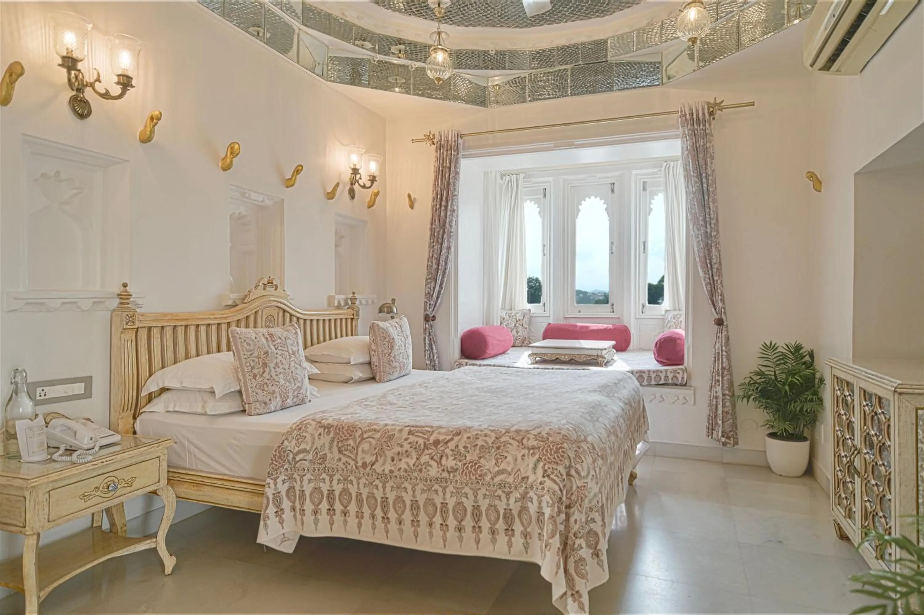 Bed in Jagat Niwas Palace