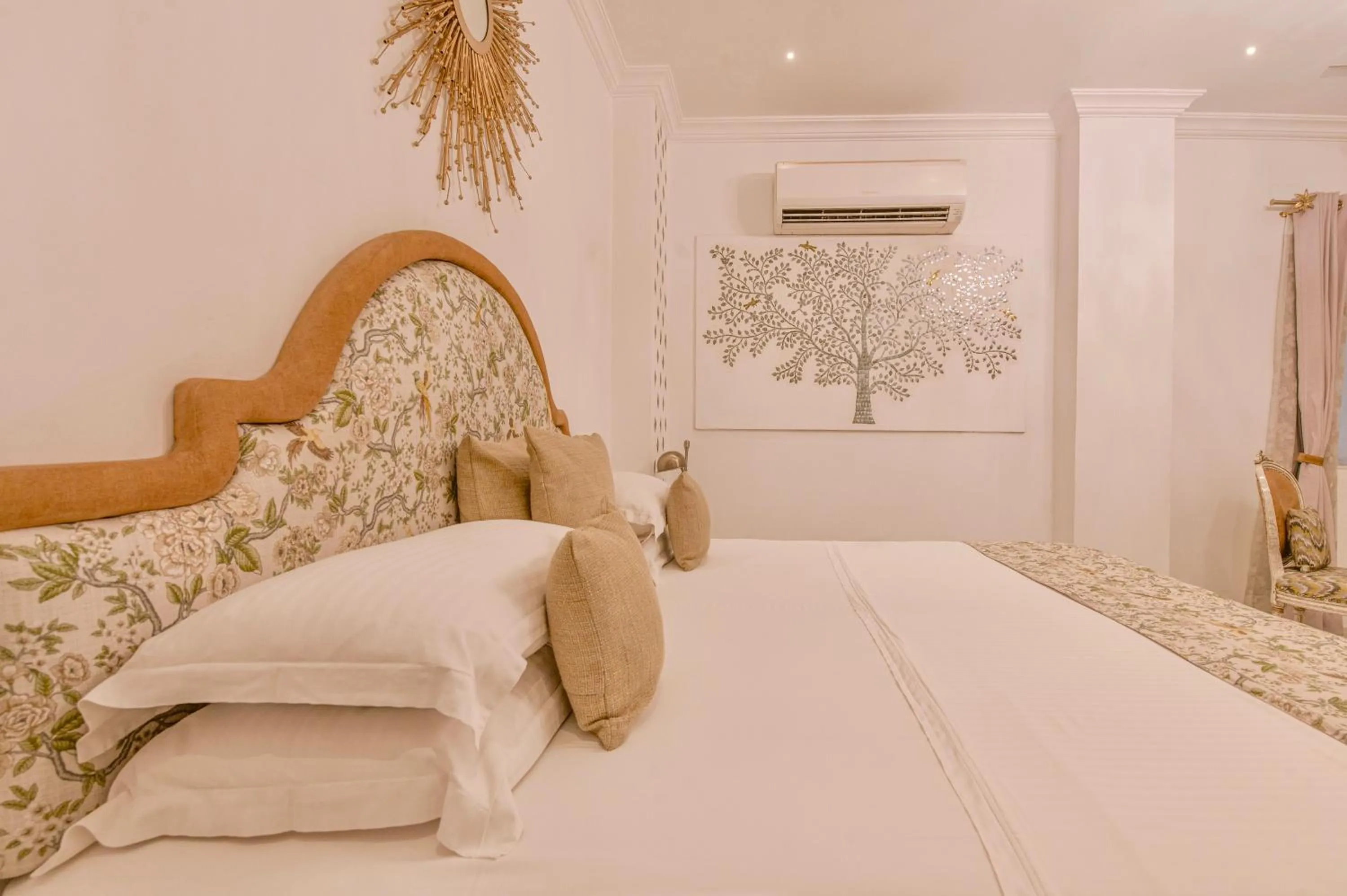 Bed in Jagat Niwas Palace