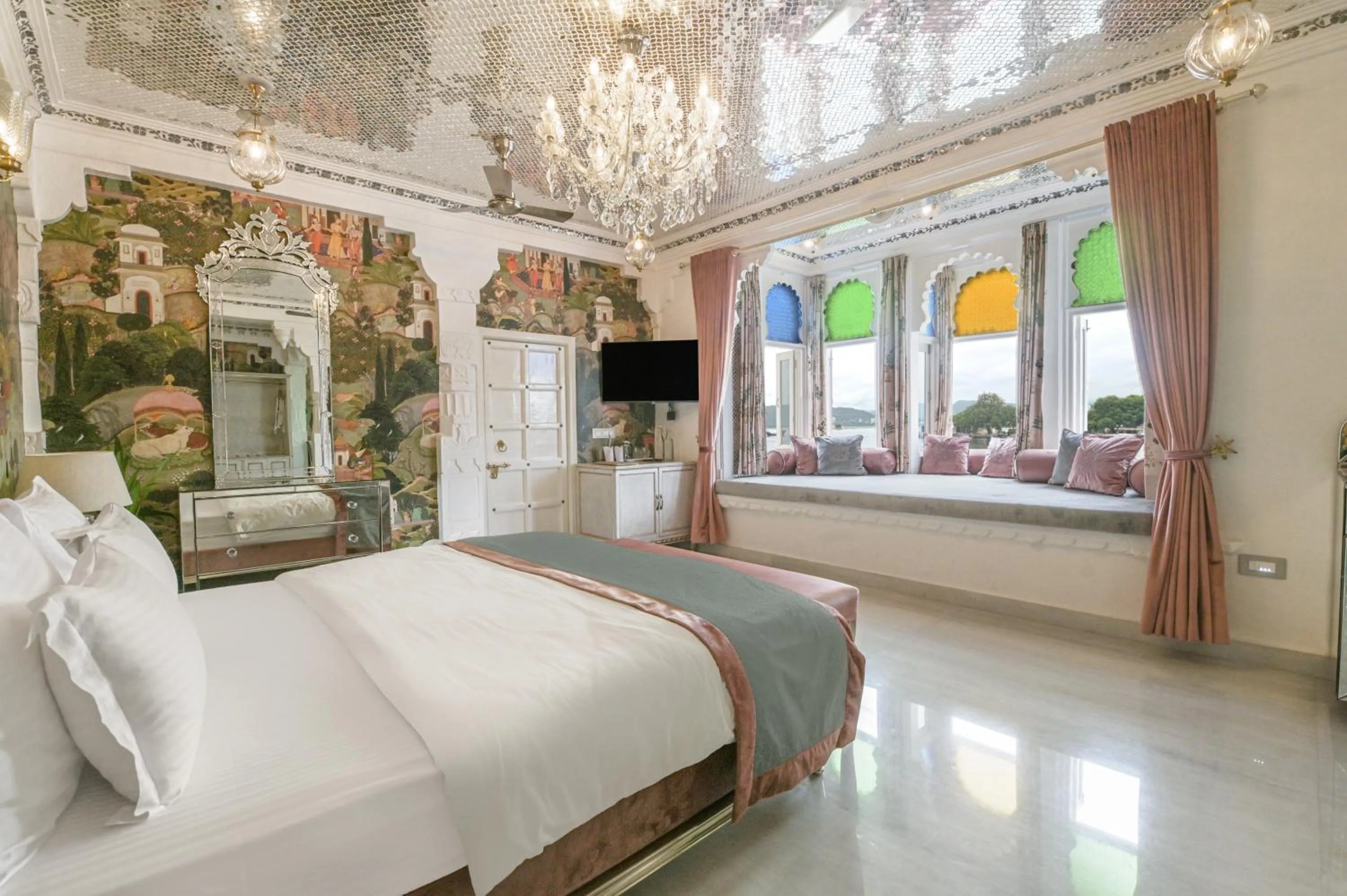 Photo of the whole room, Bed in Jagat Niwas Palace