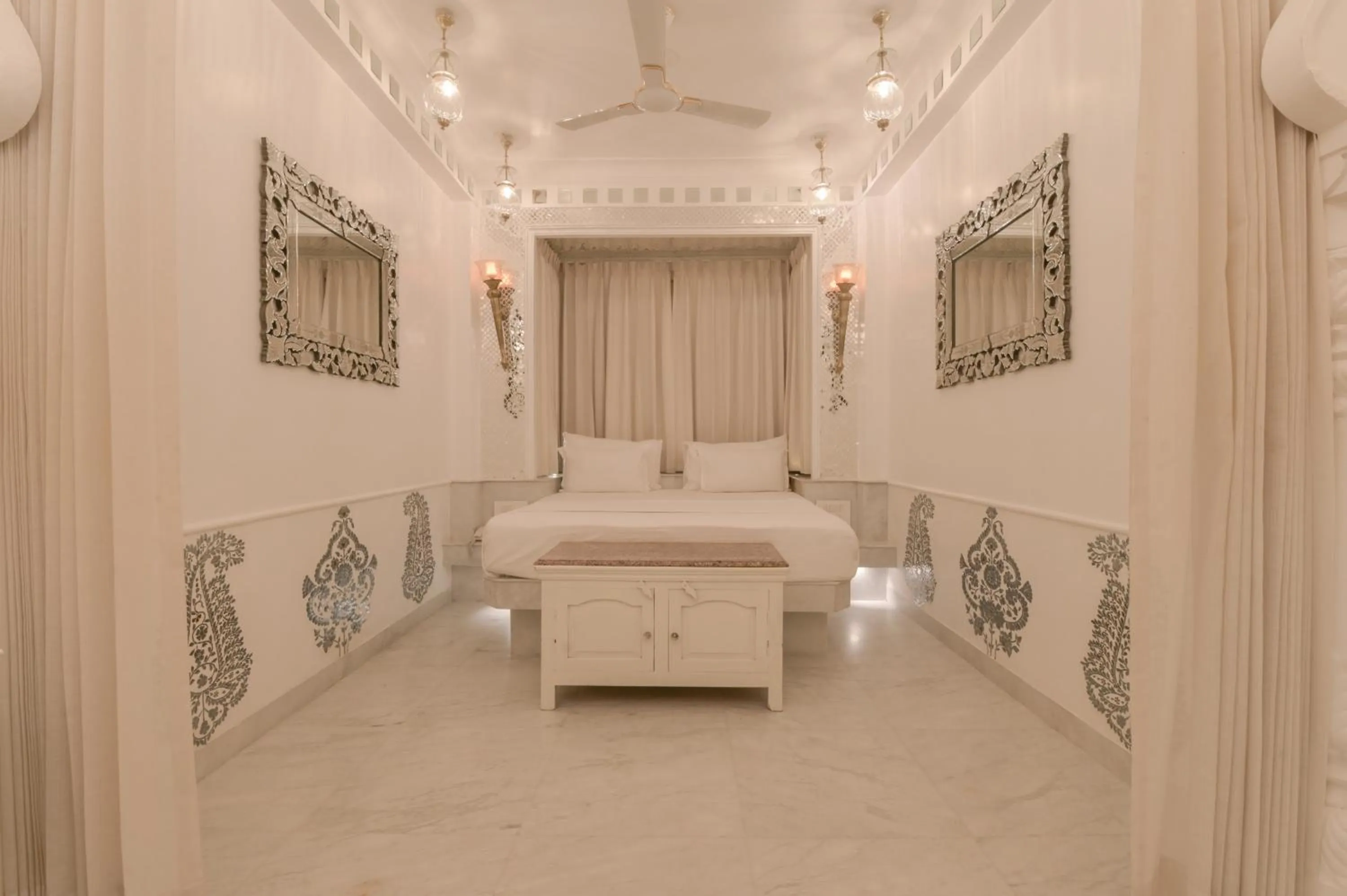 Bedroom, Bed in Jagat Niwas Palace