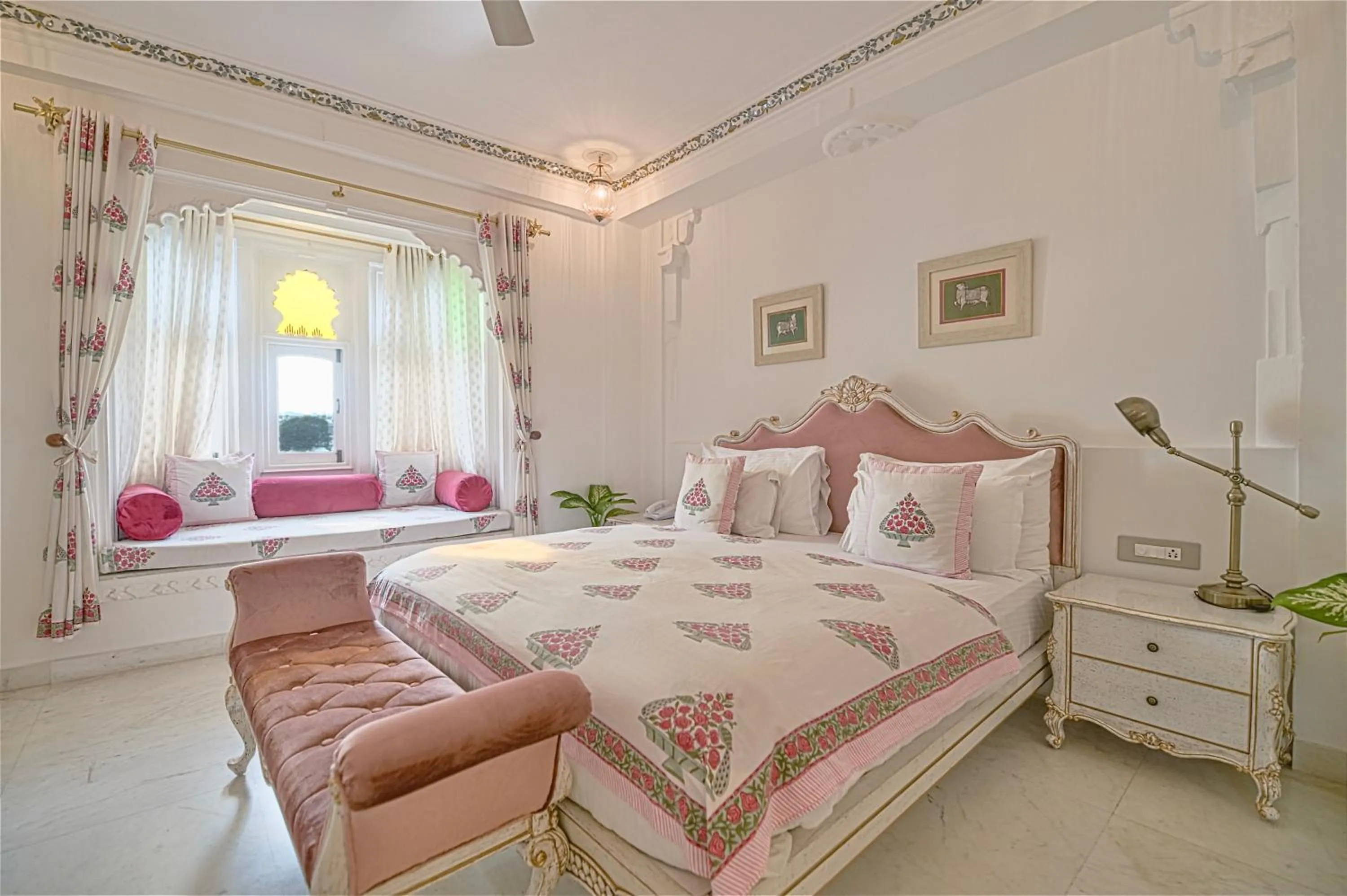 Bed in Jagat Niwas Palace