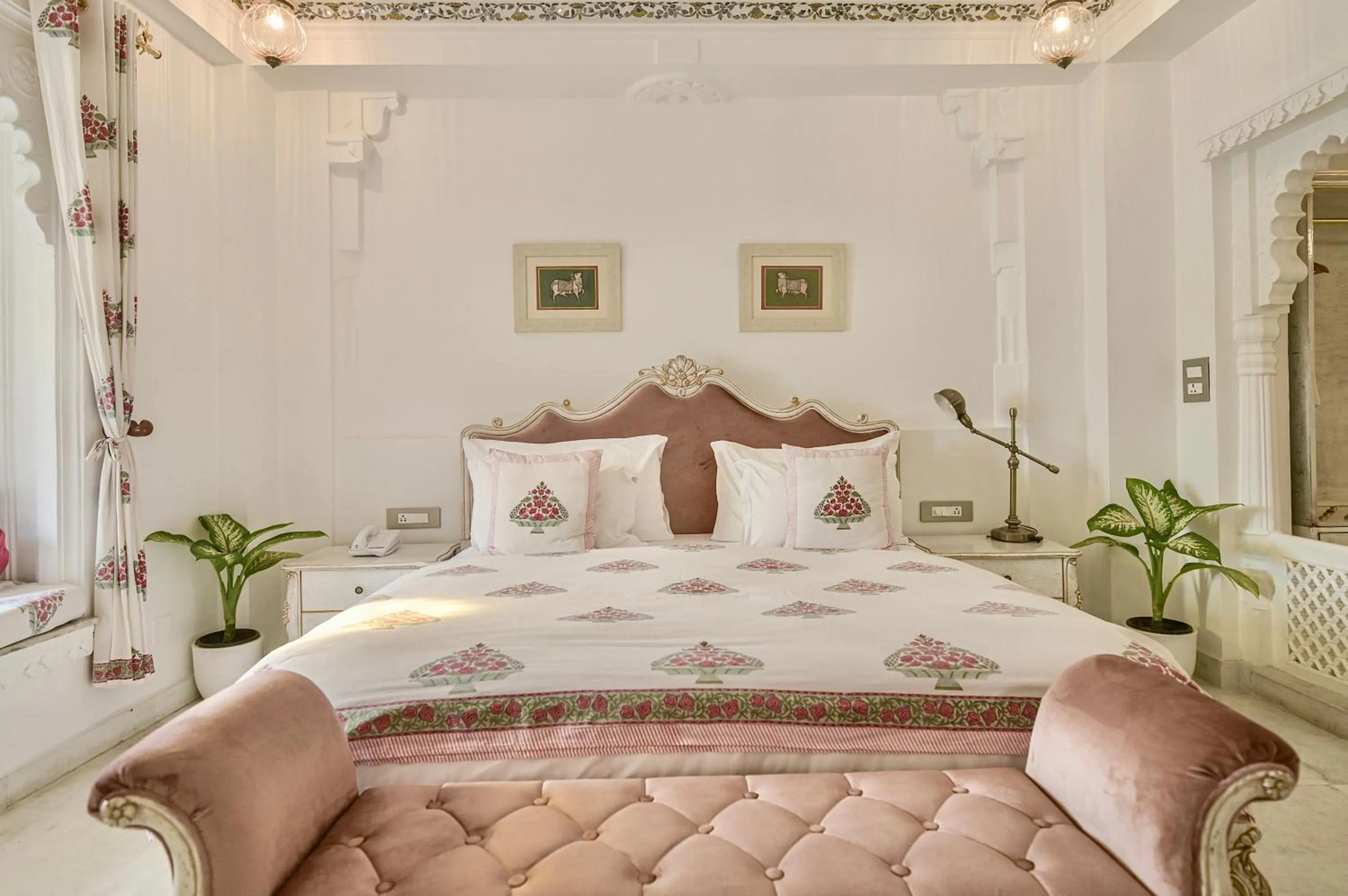 Bed in Jagat Niwas Palace