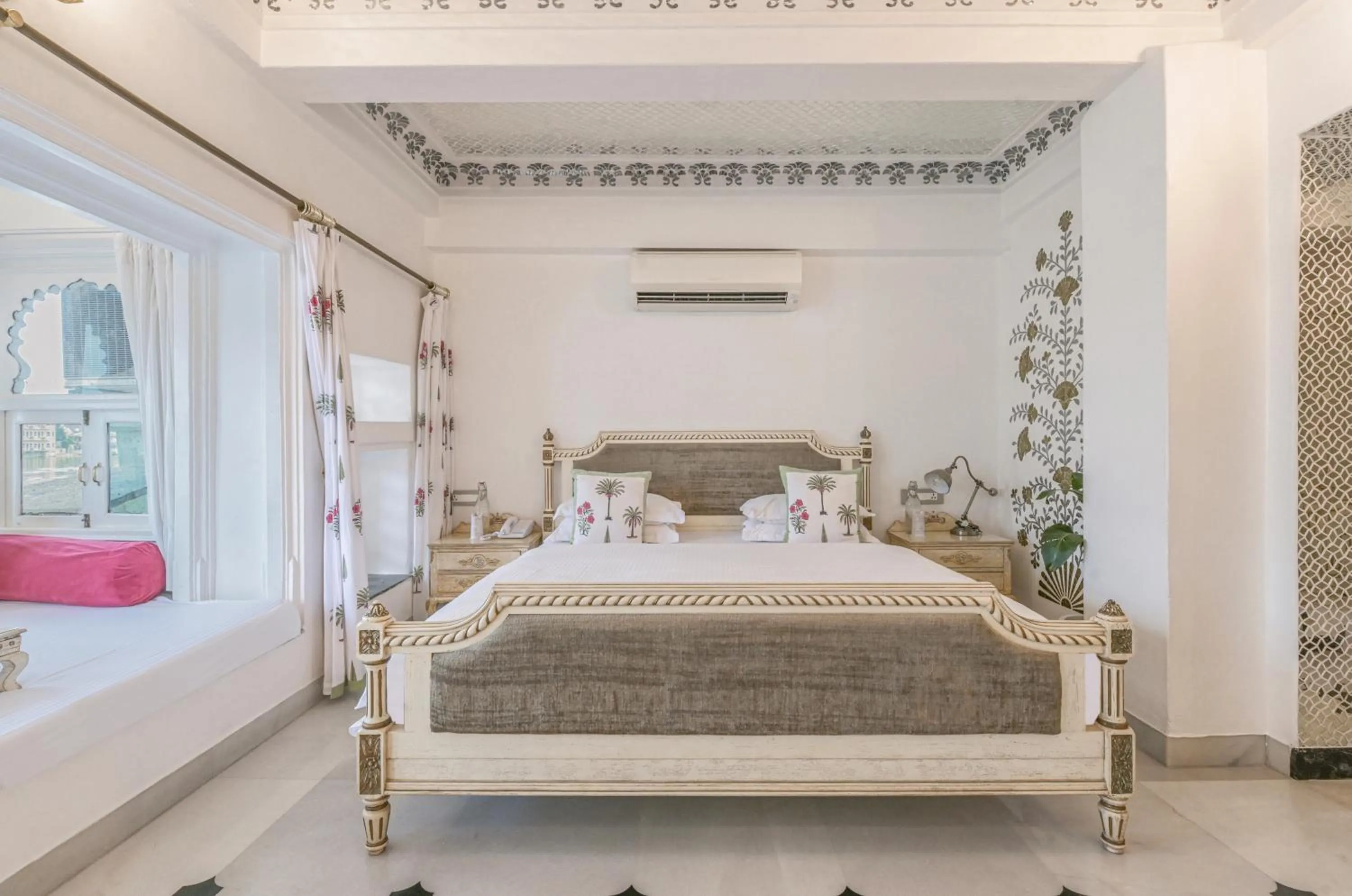 Bed in Jagat Niwas Palace