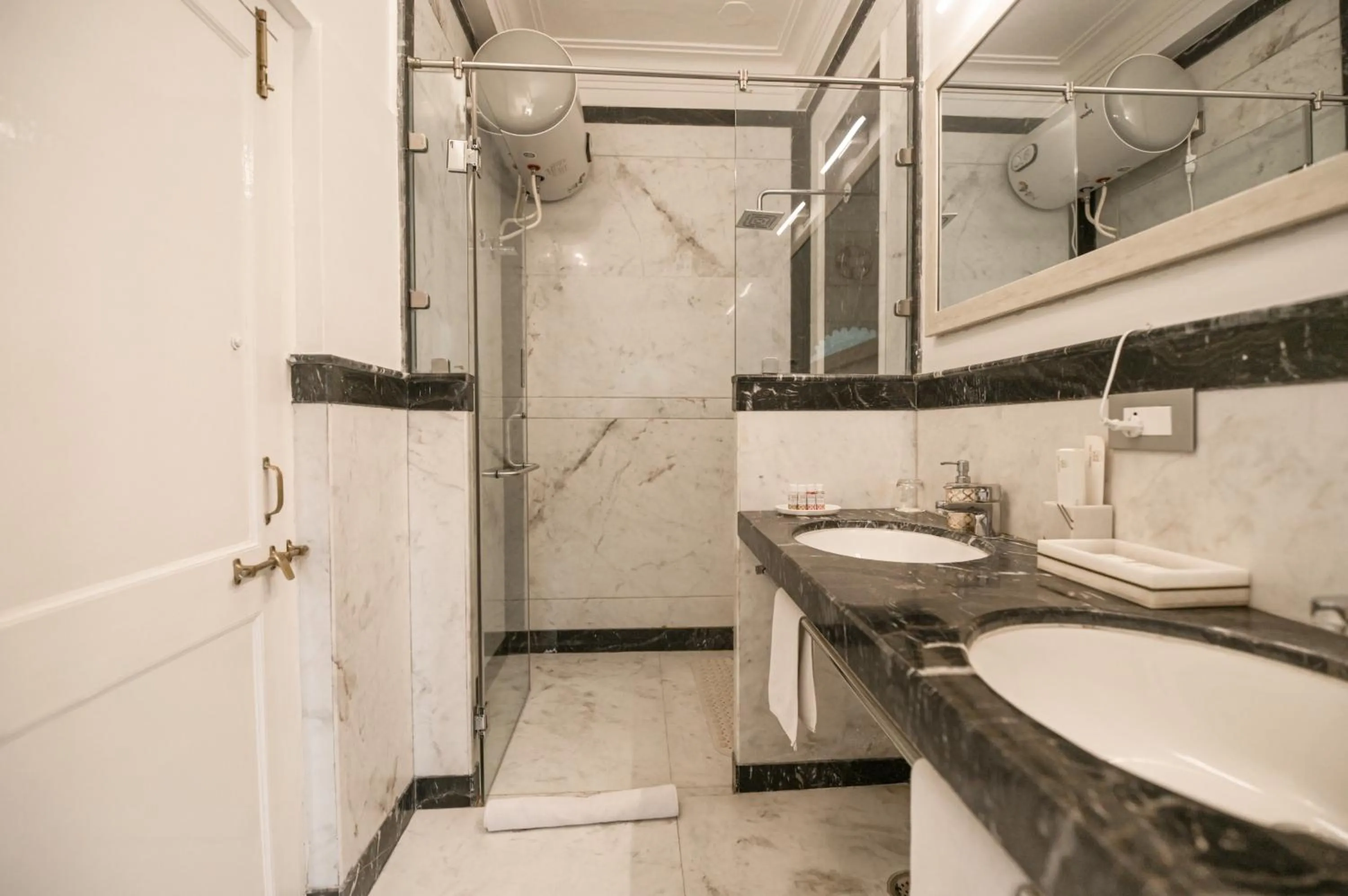 Shower in Jagat Niwas Palace