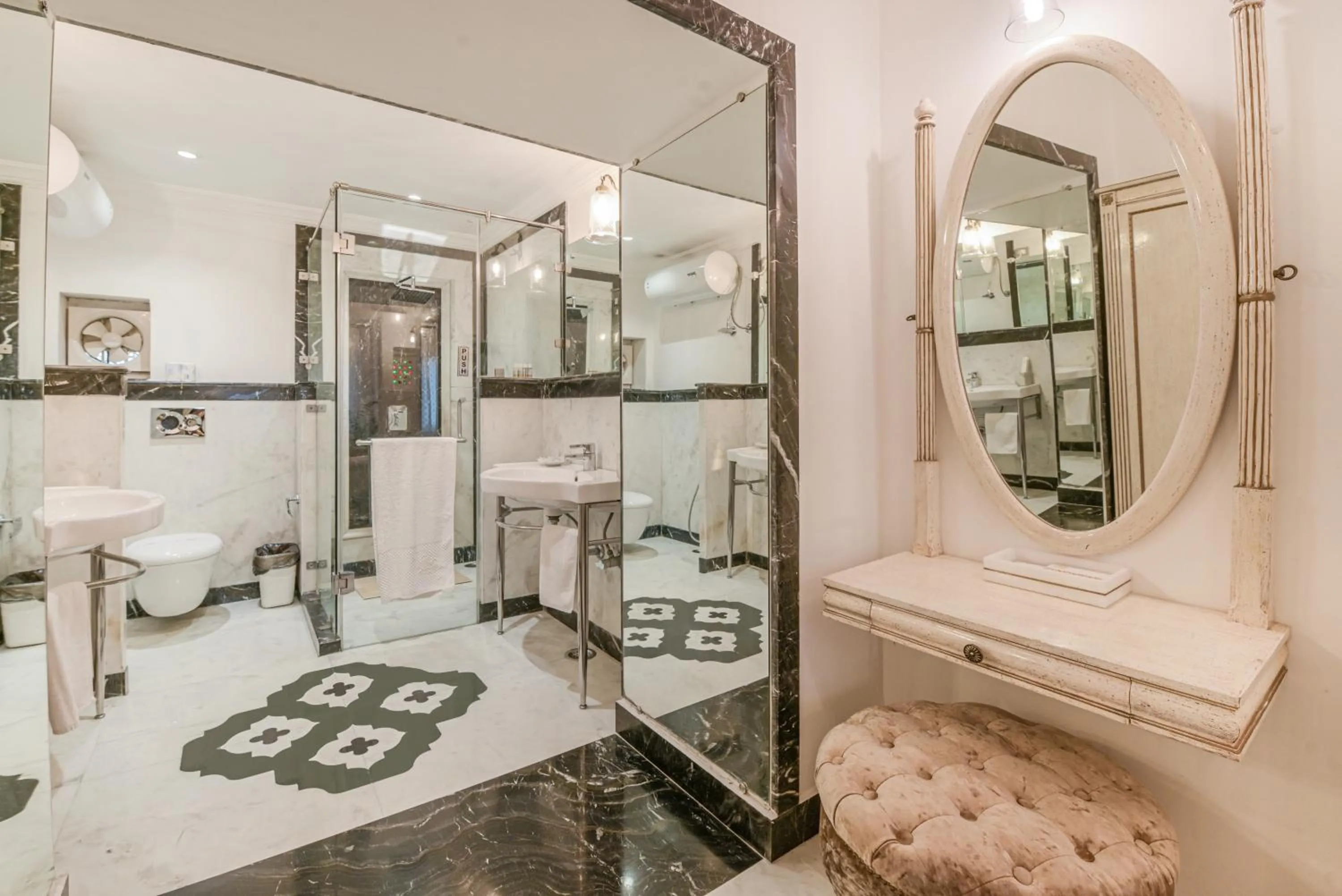 Shower in Jagat Niwas Palace