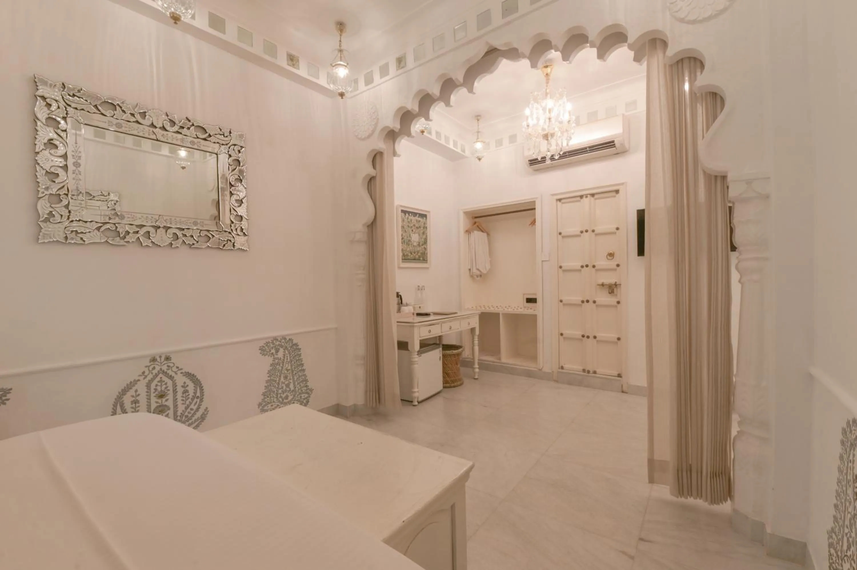 Photo of the whole room in Jagat Niwas Palace