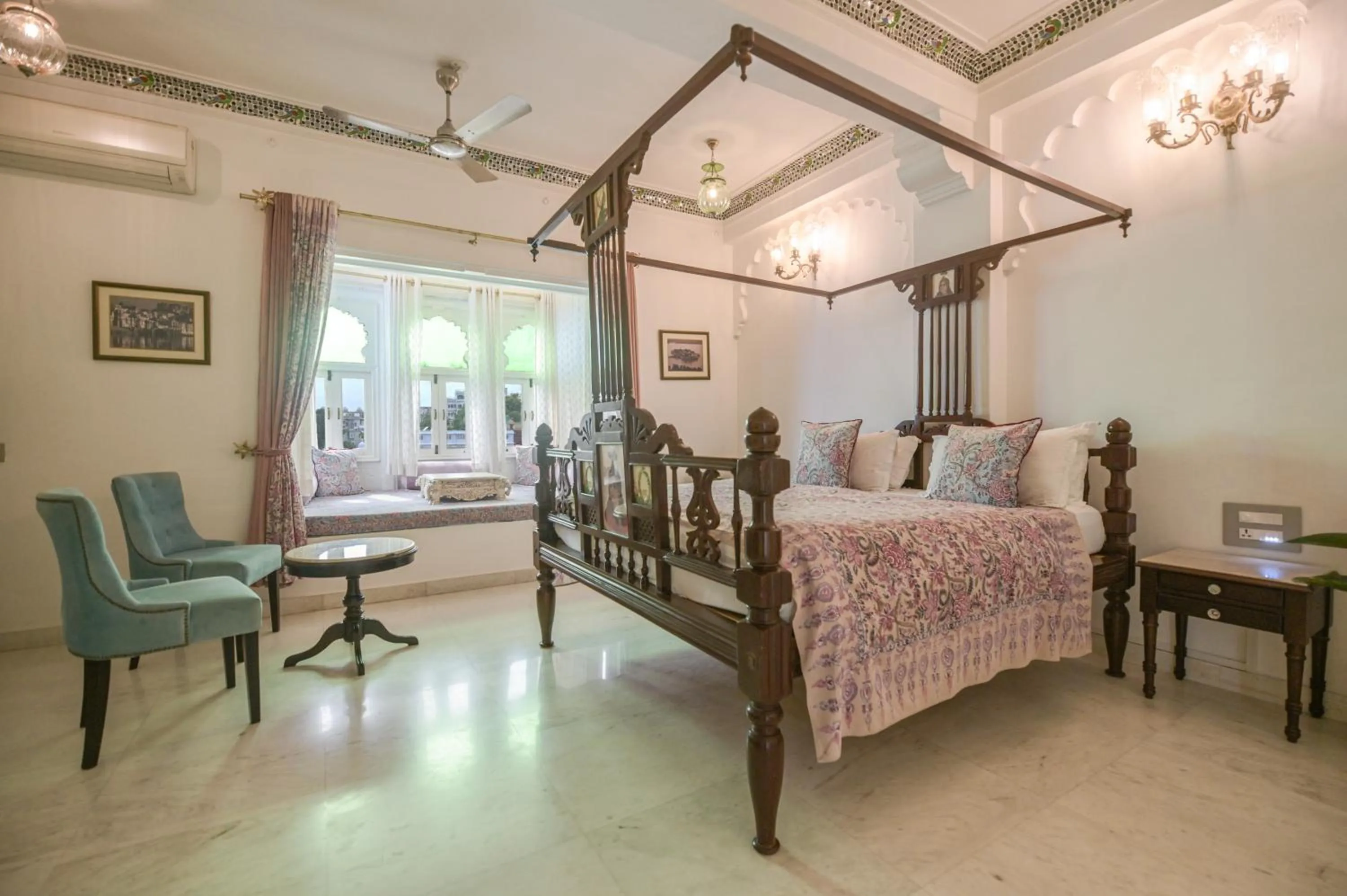 Bed in Jagat Niwas Palace