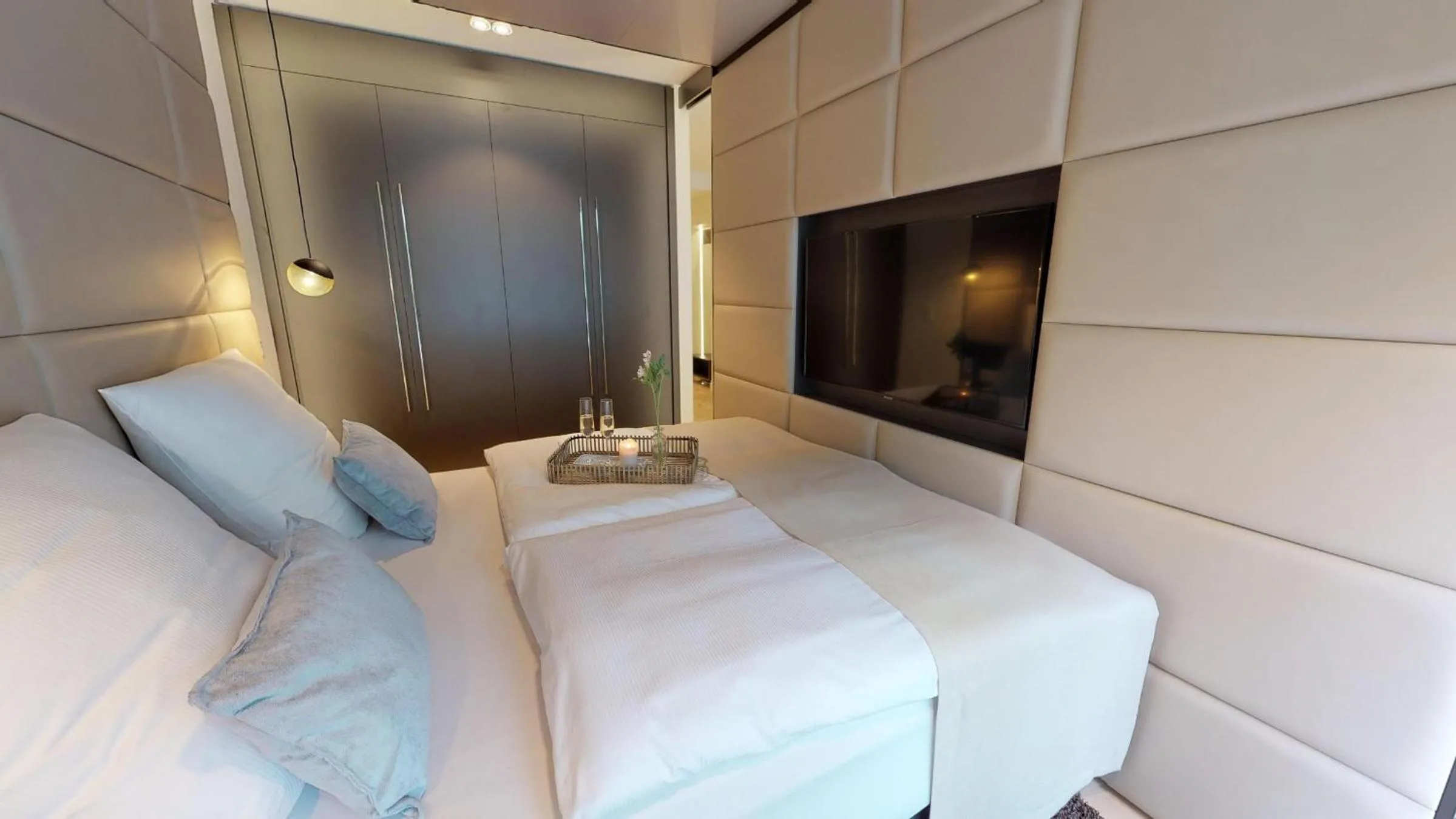 Bedroom, Bed in White Pearl Apartment 0.14