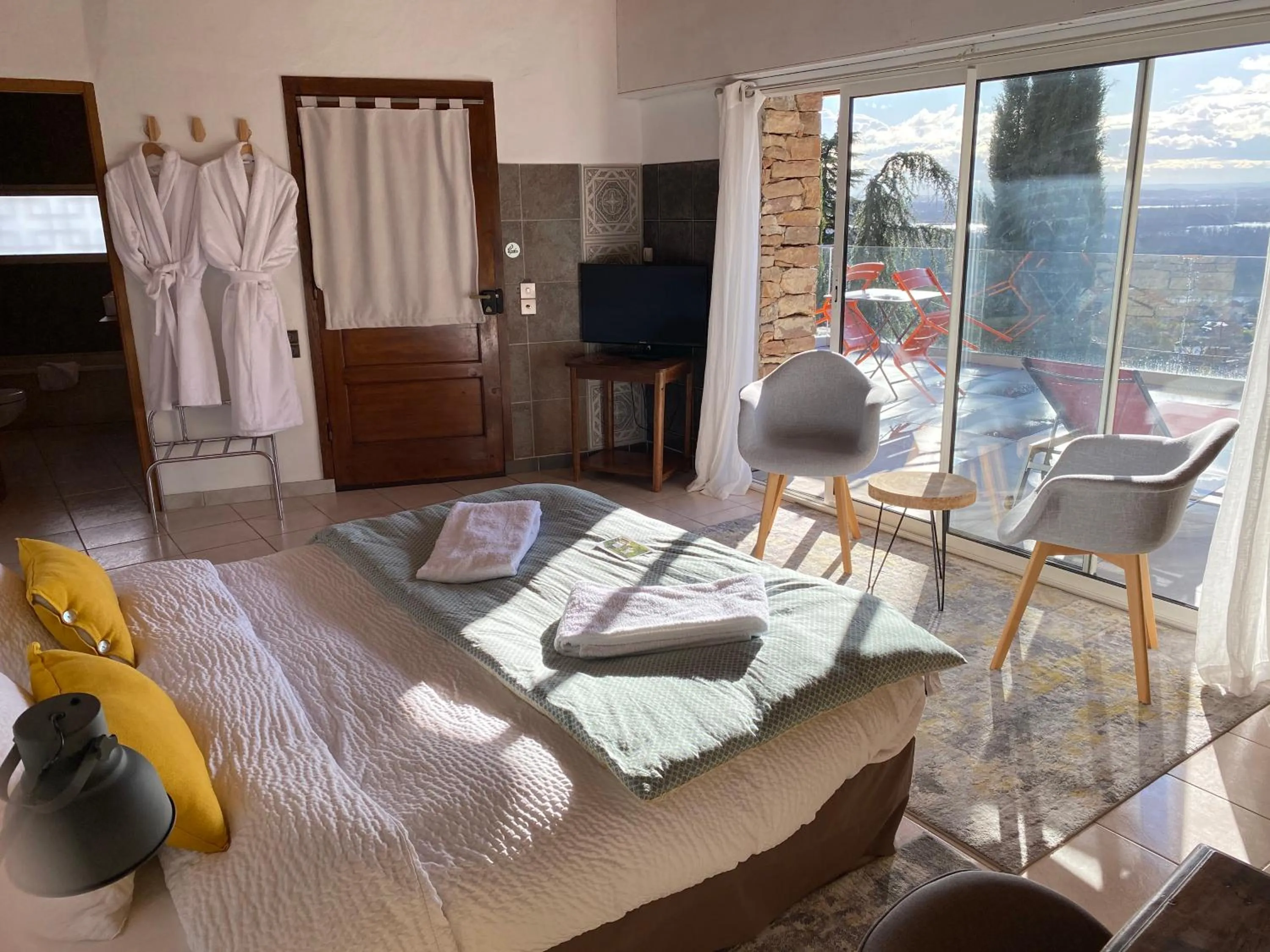 View (from property/room), Bed in La Villa du Rhône