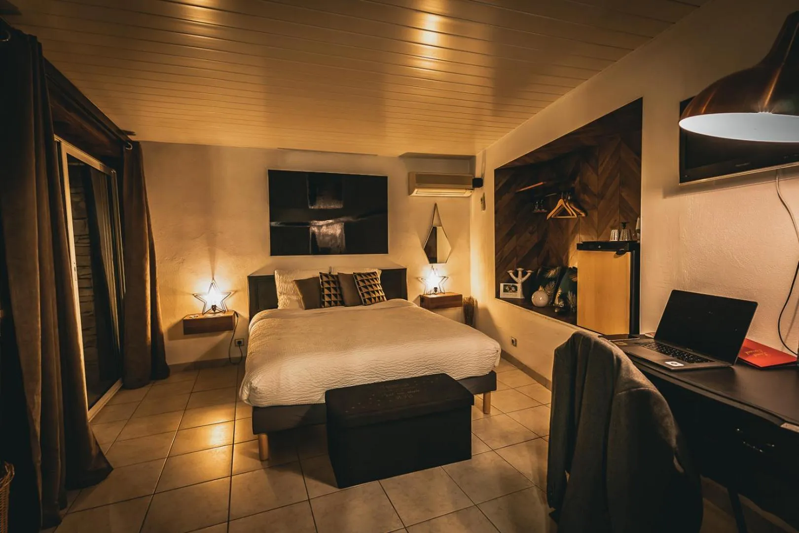 Photo of the whole room, Bed in La Villa du Rhône