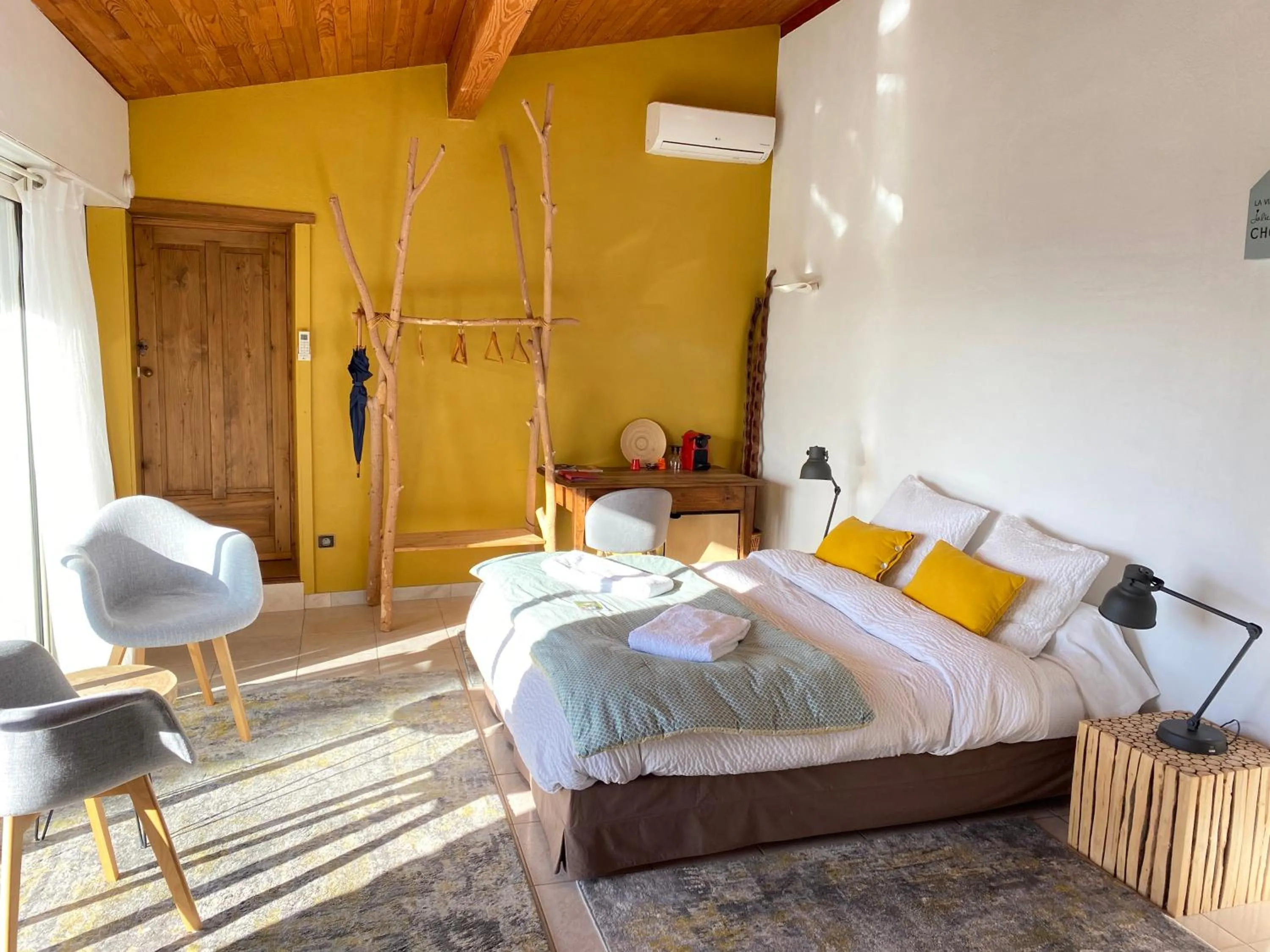 Photo of the whole room, Bed in La Villa du Rhône