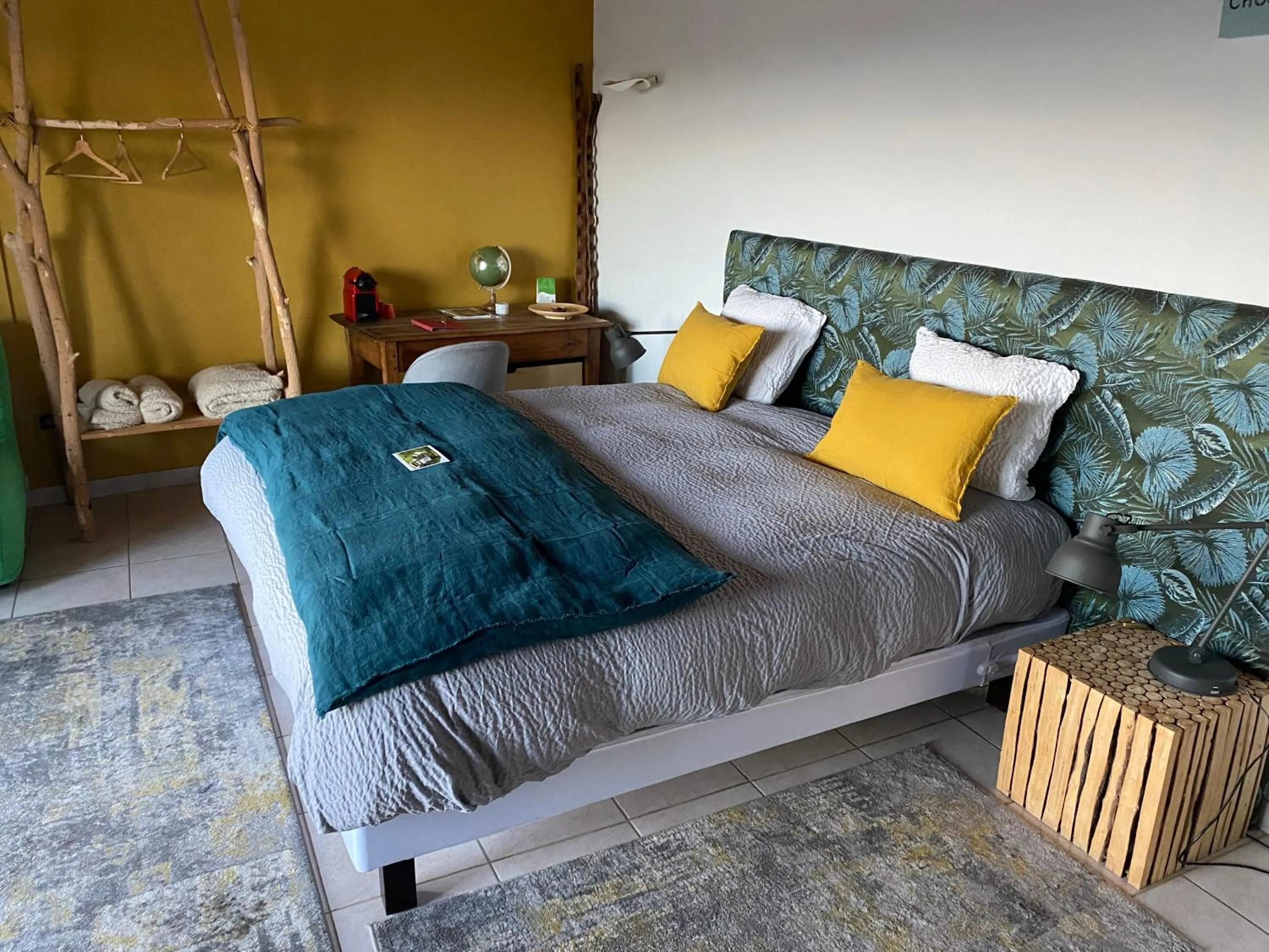 View (from property/room), Bed in La Villa du Rhône