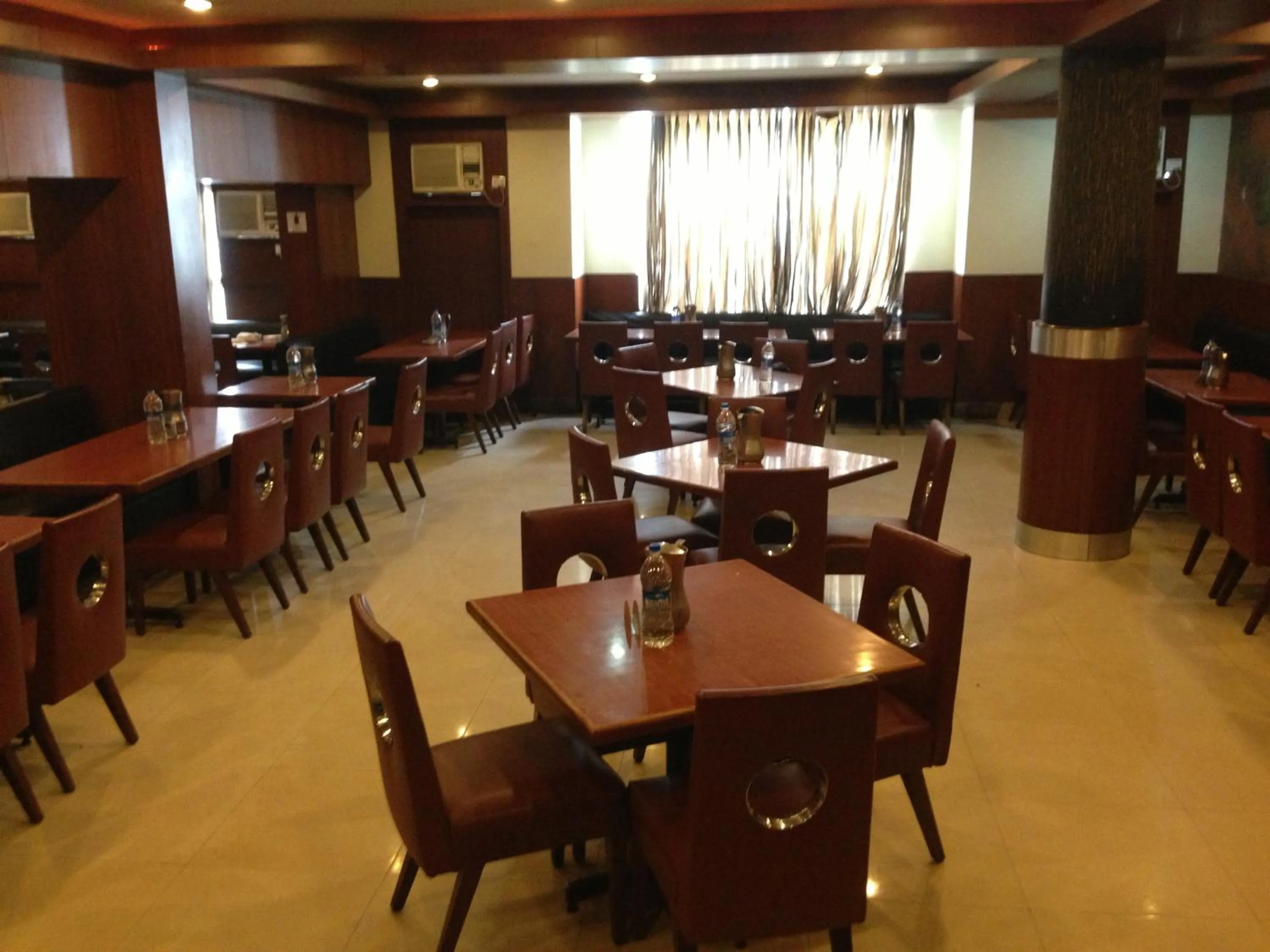 Restaurant/places to eat in Hotel Empire Central Street