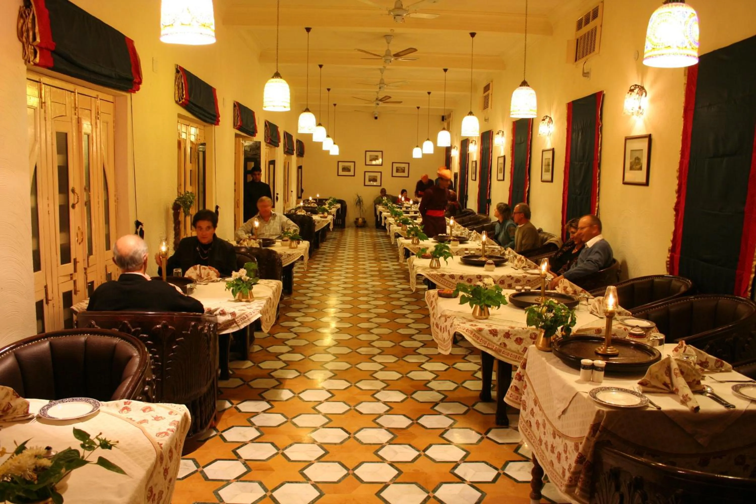 Restaurant/places to eat in Deogarh Mahal