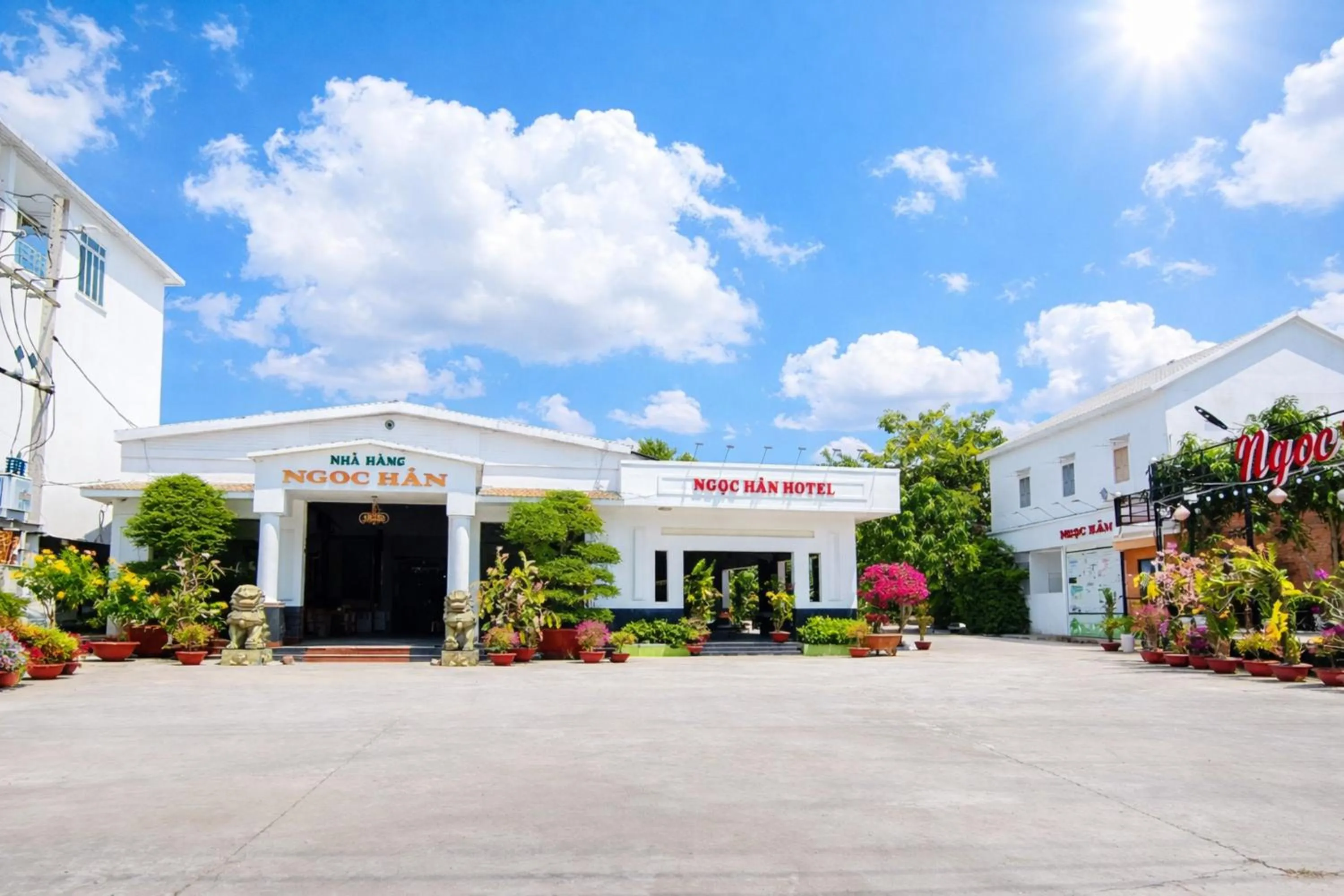 Property building in Khách Sạn Nhà Hàng Ngọc Hân