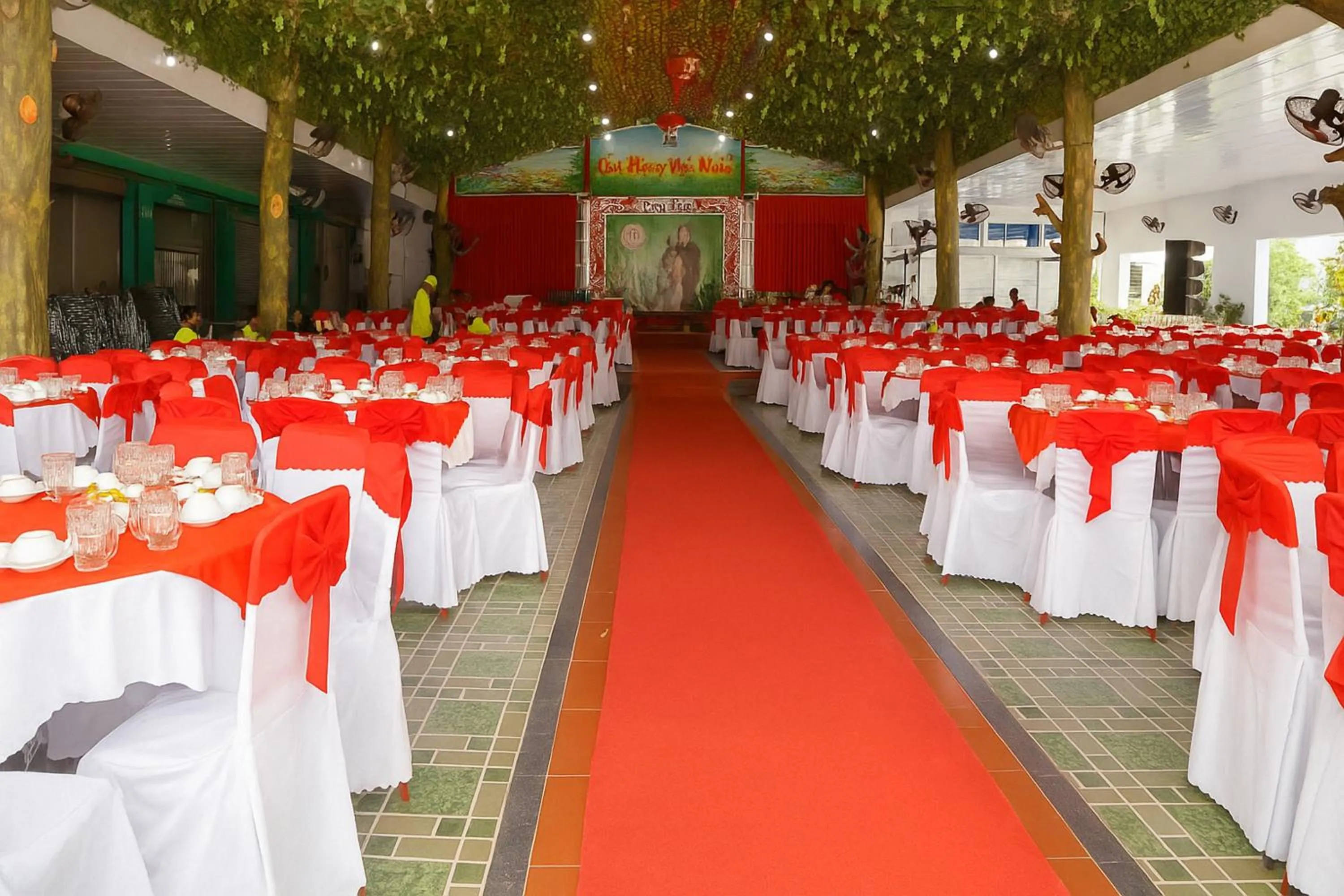 Restaurant/places to eat in Khách Sạn Nhà Hàng Ngọc Hân