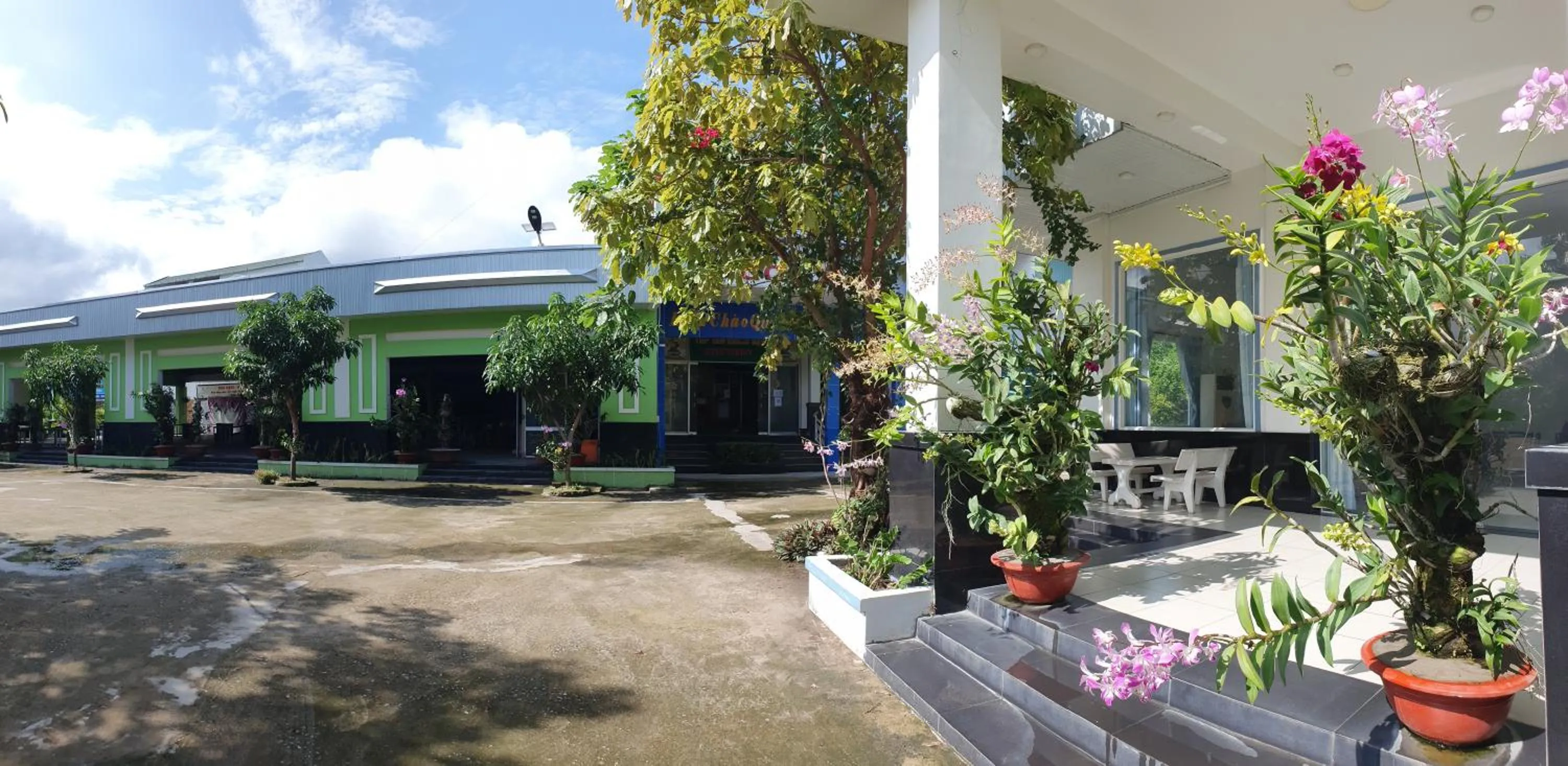 Property building in Khách Sạn Nhà Hàng Ngọc Hân