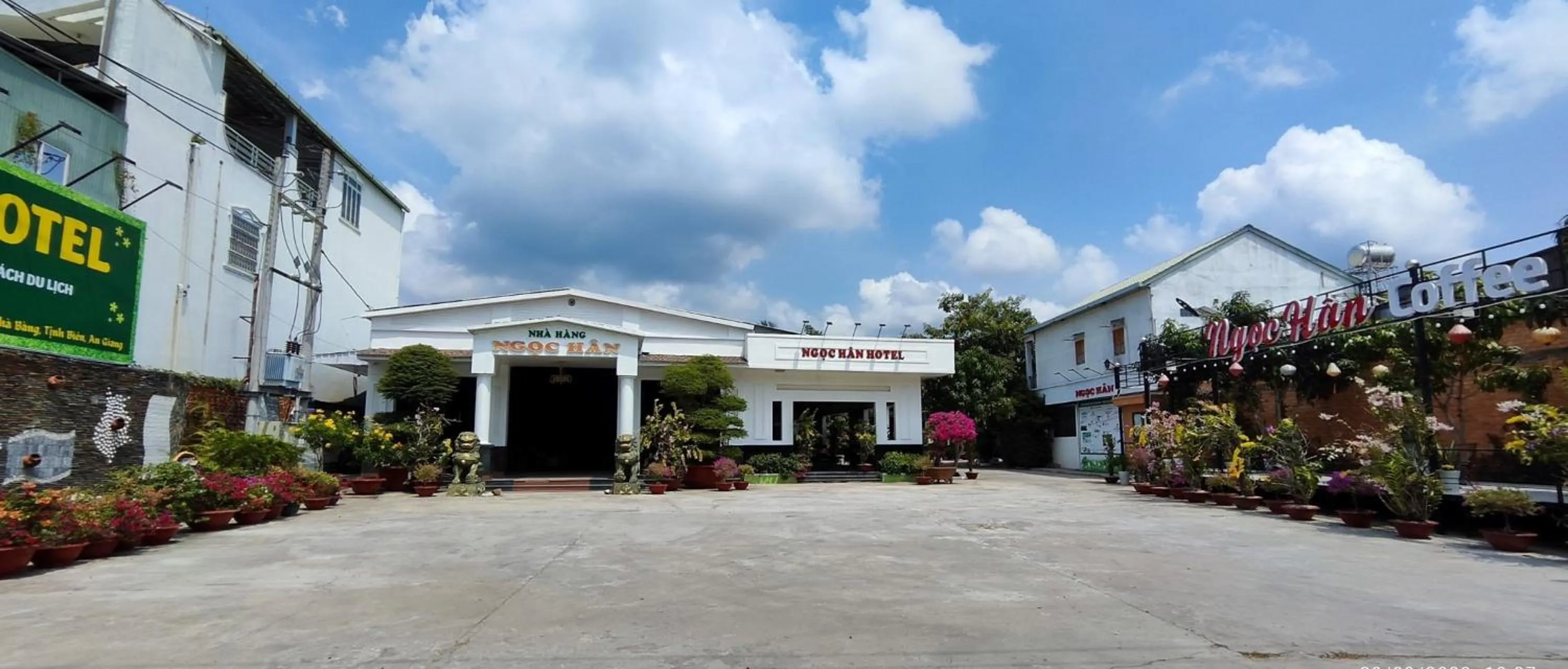 Garden in Khách Sạn Nhà Hàng Ngọc Hân