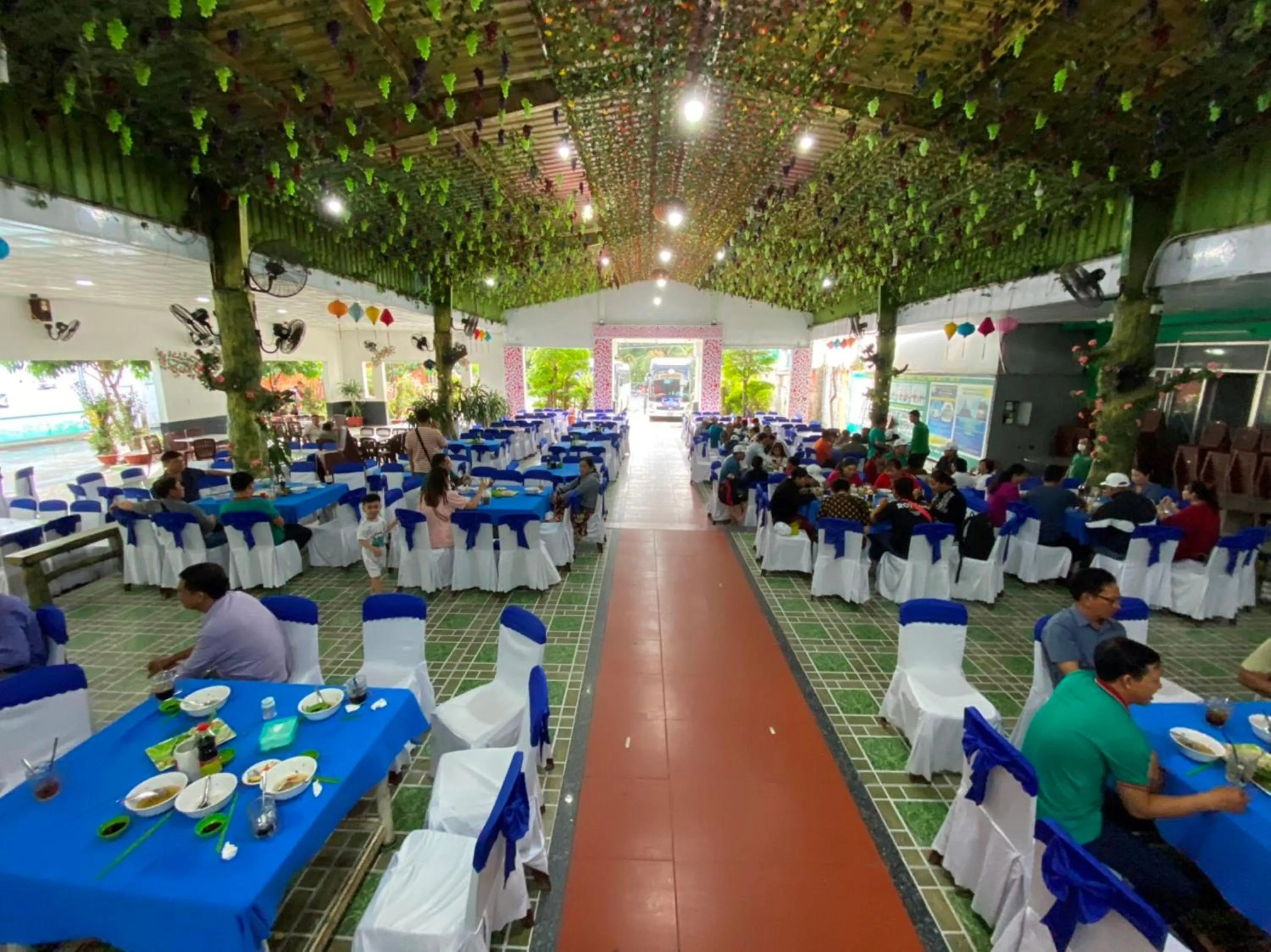 group of guests in Khách Sạn Nhà Hàng Ngọc Hân