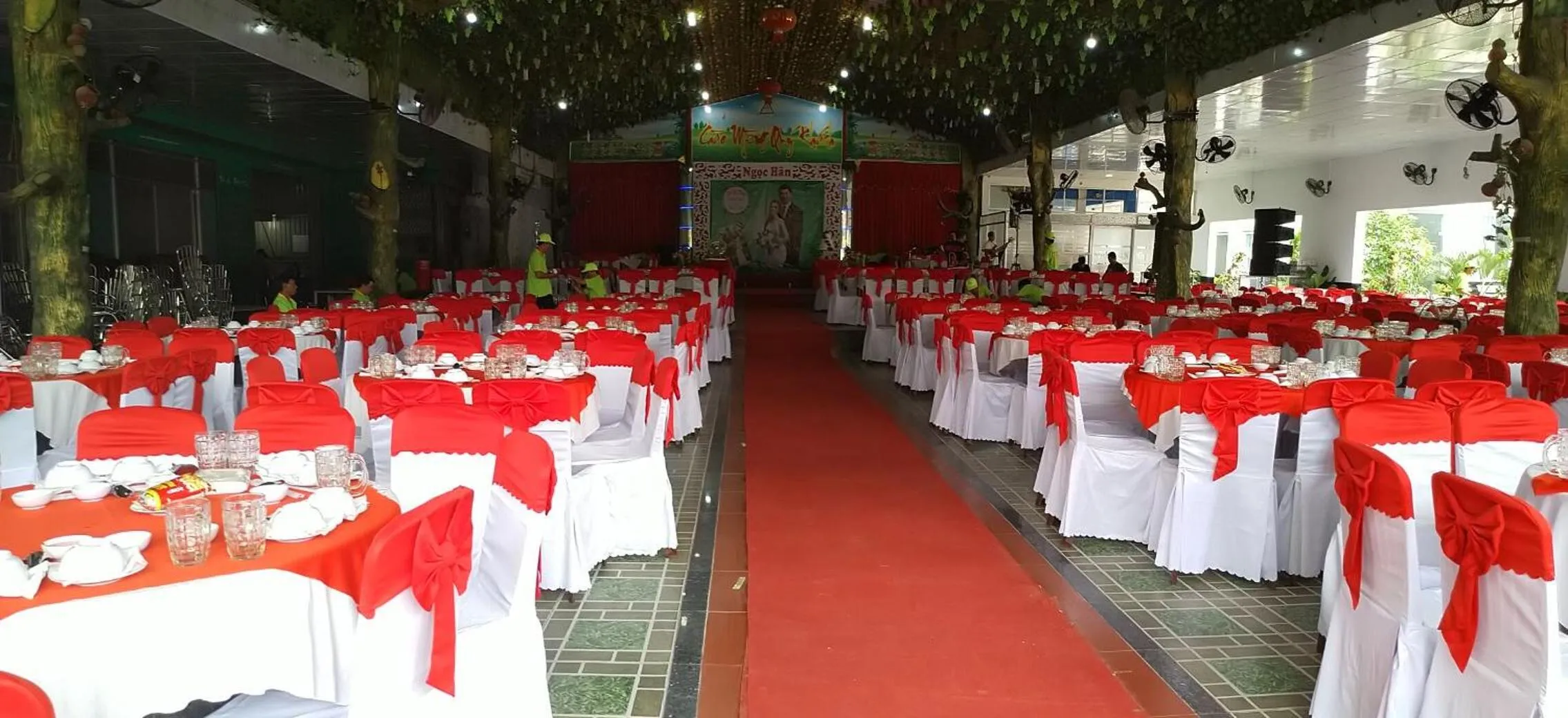 Restaurant/places to eat in Khách Sạn Nhà Hàng Ngọc Hân